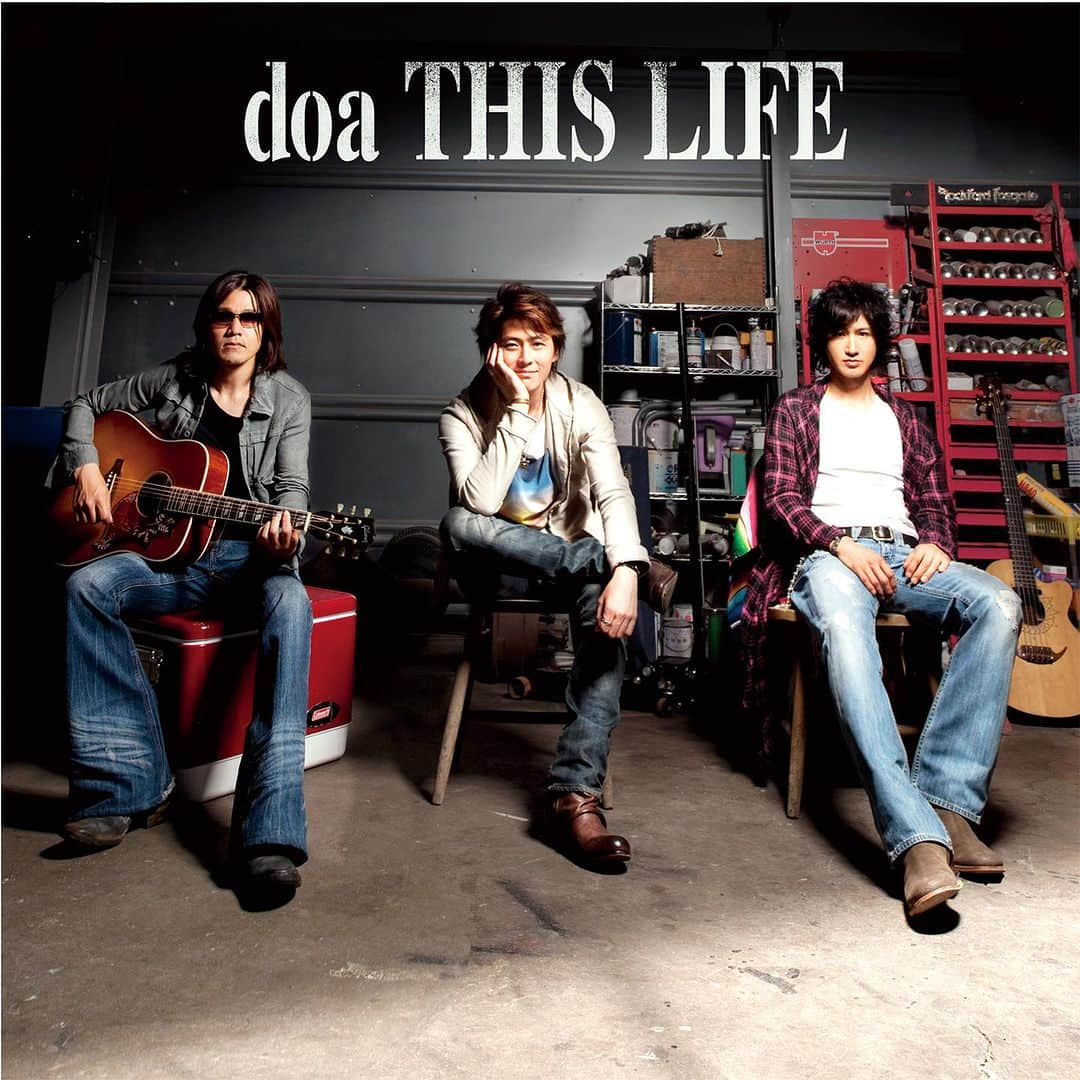 吉本大樹のインスタグラム：「#doa 6th Album 2010.8.11 Release “THIS LIFE”  1- THIS LIFE 2- 旅立ちの歌 3- ノーコントロール 4- Imagine 5- いっぱい 6- I Sing 7- どしゃぶり PaperDriver 8- Always in my heart 9- 大人ラプソディー 10- WANDER THE WORLD 11- Bye-Bye デフレーション 12- かすうどん 13- FREE WAY」