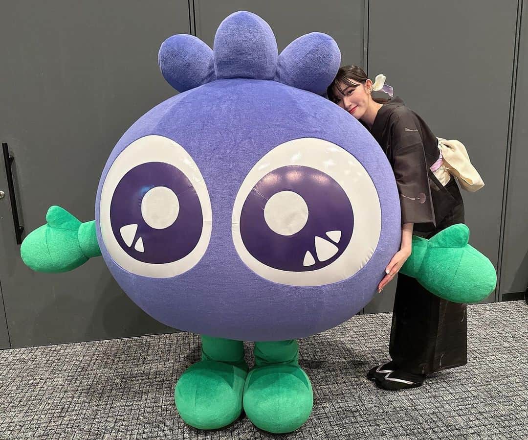黒田瑞貴のインスタグラム：「Vket2023のわかさ生活さんのステージに、出演させていただきました！  個人的にはVR付けなくても楽しめるって言うのが、凄い良くて…かなり気軽。これから全てのオンラインショップが対応してくれて、街ごと作ってくれたら、楽しいんだろうな…そんな世になって欲しい…👏🏻  ブルブルくんも、もちもちで癒されました👼🏻  #vket2023summer  #vket #vket2023」