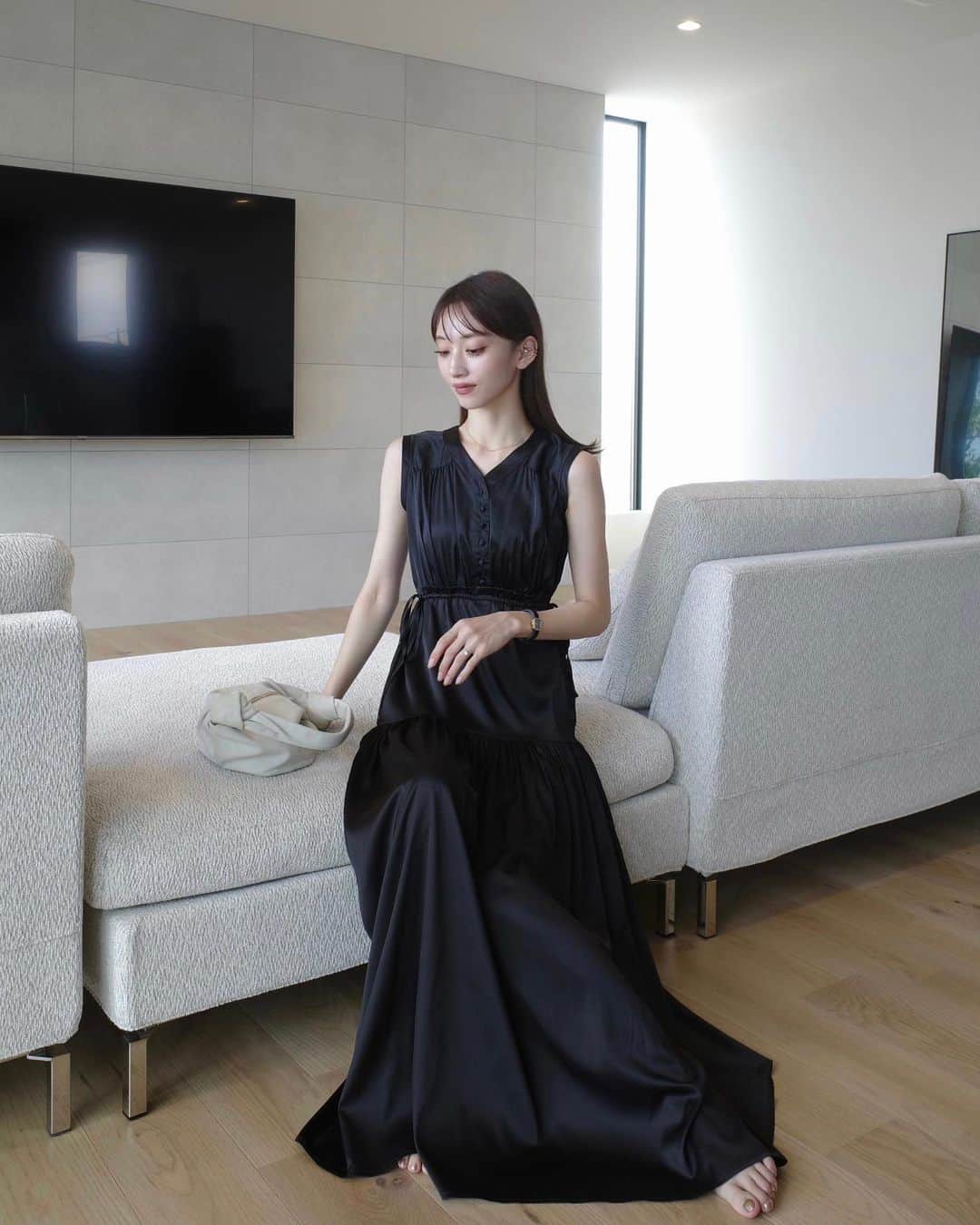 石元歩唯のインスタグラム：「amel original mat satin long one piece / black  今でもよく着ているワンピース。♡ 当初はサイドのリボンをきゅっと絞って ウエストマークして着ていたけれど、 最近はリボンを垂らしてゆるっと着るのも気分🫶🏻  マットサテンの上品な光沢感と上半身のディテールが華やかな印象なのに、さらっとラクに着られるので出番の多い1着です🖤」