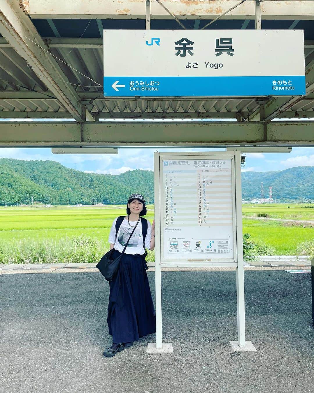 真藤舞衣子のインスタグラム：「今年ももう何回この駅に降り着いたことか！😆  旅は身軽に。 冬は同じ服で下着を替えるだけですが、夏は汗をかくのでTシャツと下着のみでスカートは同じ笑 @cheese1003 さんのTシャツを2枚持って着替えても、母から、「あーた、暑いのに着替え持ってきてないの？」って言われました。 安心してください、ちゃんと着替えてます😅 お出かけはほとんど　@keen_japan  今回はゼラポートIIにニューポートタビスローガンソックスを履いて。 夏でも冷えないようにと踵が乾燥しやすいのでソックス🧦はかかせません。  おかげでさくさくとたくさん歩いても疲れません。  #keen #keen_japan  #zerraport2」