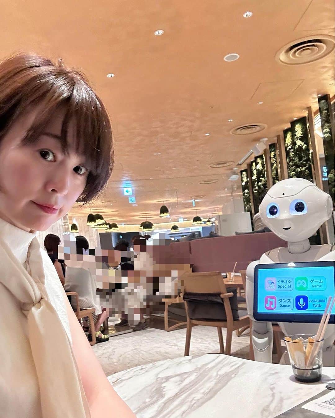 岩瀬玲のインスタグラム：「打ち合わせでペッパーくんのいるカフェへ  待ってる間ペッパーくんと遊んでました😆  パーソナルトレーナーの美女を紹介してもらい、テレビ通販出演などに興味あるということでキャスティングさせてもらうことに🥰  終わって銀行行ったり買い物してたりして帰ったらぐったり 頭重たいし動けない もしやこれ熱中症かしら🫠🫠  亡くなってる人も増えてるし 外に出るだけで命の危険を感じるなんてこれからどうしたらいいやら😅  #熱中症」