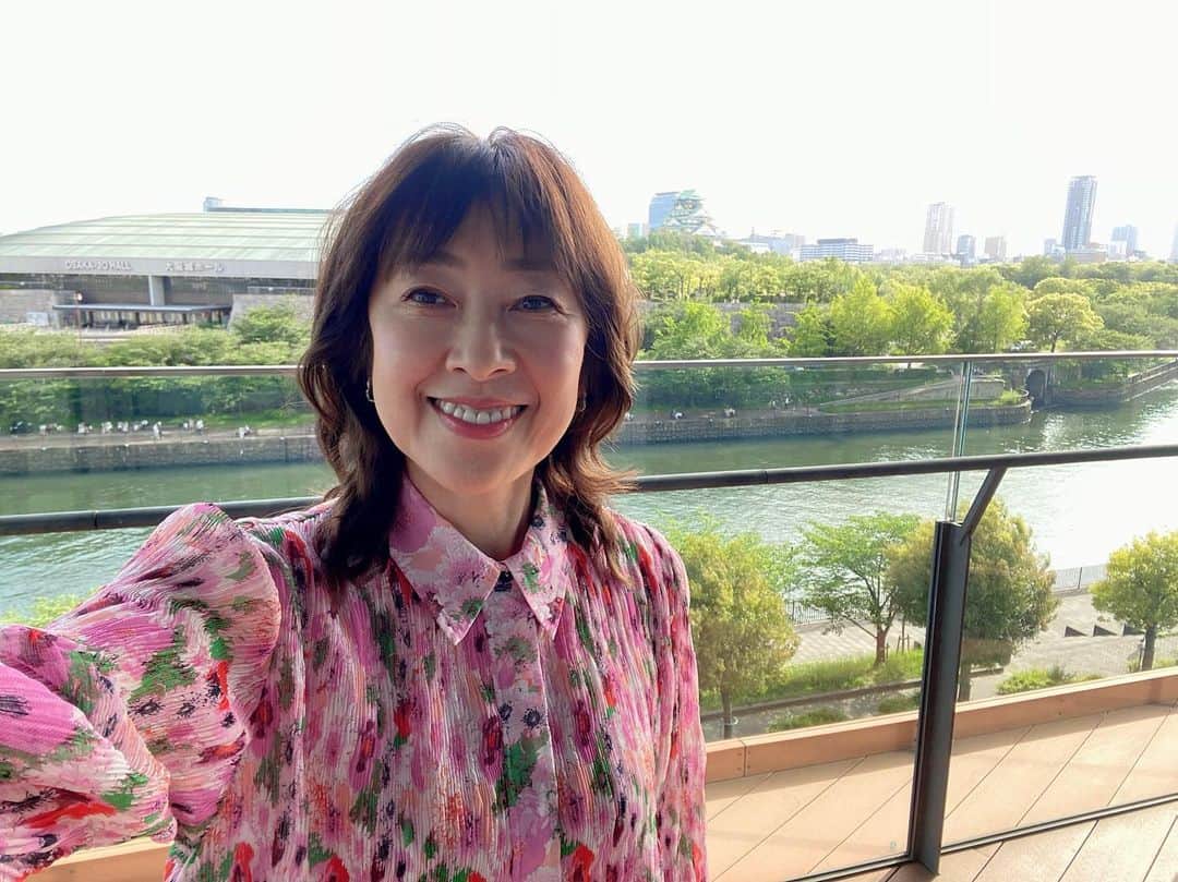 小西美穂のインスタグラム：「読売テレビでお仕事するときは、大阪城が見える窓際の控え室に案内されることが多いです🏯景色が素晴らしくて、ついつい毎回密かに自撮りしちゃいます笑😆連日暑いので、みなさんもお体に気をつけてくださいね🍧🍉  #読売テレビ #大阪城  #衣装 #ganni #laurenralphlauren #furfur  #anotheraddress」