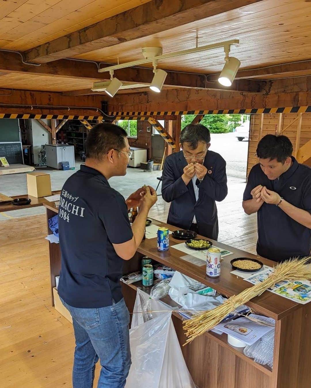 杉谷拳士さんのインスタグラム写真 - (杉谷拳士Instagram)「. 【上富良野】 北海道前進旅第２弾^ - ^‼️  2015年にダイナマイト慎吾(石川慎吾)と179市長村応援大使でお邪魔して以来の上富良野町でした😊‼︎  前回は11月でしたので一面雪景☃️  今回は夏の上富良野を大満喫💪‼️ 街がラベンダーの香りで溢れており爽やかな夏の香りを身体中に取り込んできました^ - ^‼️  楽しかったなぁ😄‼︎  関係者の皆様このような機会をいただきありがとうございます😊‼︎  #上富良野 #ポッカサッポロ #サッポロビール #前進 #ラベンダー #杉谷畑」7月31日 21時37分 - kenshi.02