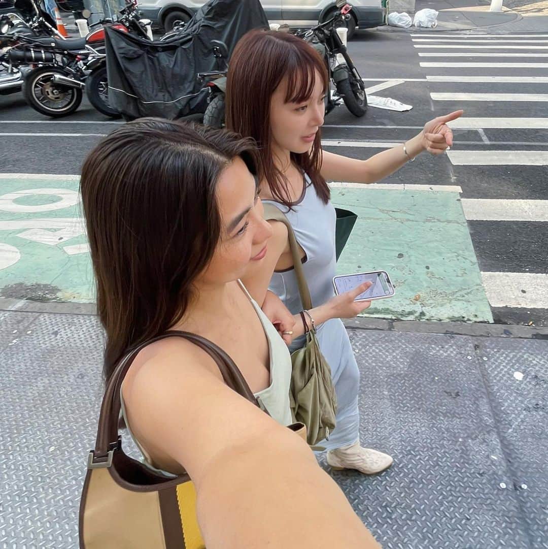 柊有紗のインスタグラム：「NYラブリー日記♡  朝セントラルパークでサンドイッチ食べて、SOHOでお買い物🛍️ そして夜からブロードウェイでNew York New Yorkを鑑賞🌃 ブロードウェイでのミュージカルは初めてだったのだけれど、もちろん生の舞台は熱量がダイレクトに伝わってくるし、キャストがこの舞台の為に人生かけて命をかけて作り上げてることを想像して終始感動の涙が止まらなかった 最近は何でもかんでもデジタル化が進んで、見たいものをいつでも気軽に見ることができる世の中になってしまったけど、自分の足でみに行って空間を肌で感じることってどんな物にも変え難い価値がある、と思ったありさでした💡」