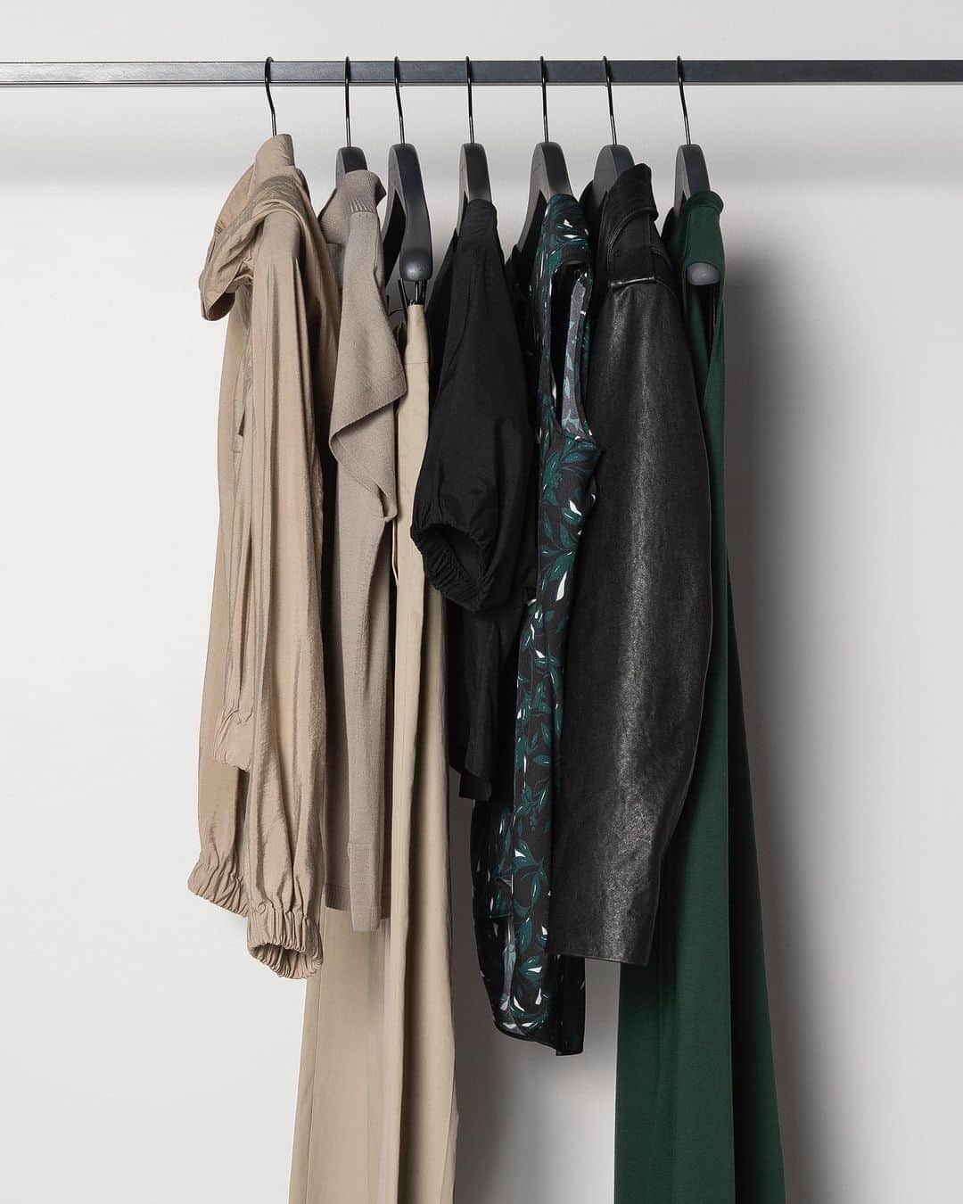 Theory luxe official account.のインスタグラム：「［METROPOLITAN UTILITY］  ファッションに新しさをもたらすのにもっとも相応しいシーズンの到来。 秋はスタイリングをアップデートできるニットやアウターウェアなど、洗練されていて心躍るアイテムが揃います。  思わず触れたくなるような多彩な記事のテクスチャーは、スタイリングへの興味と可能性を広げ、ワードローブをリフレッシュすることで女性に常に自信を与えます。  #theoryluxe #セオリーリュクス #秋コーデ #ユーティリティ #セットアップ #ライダースジャケット #ワンピース #ミリタリー」
