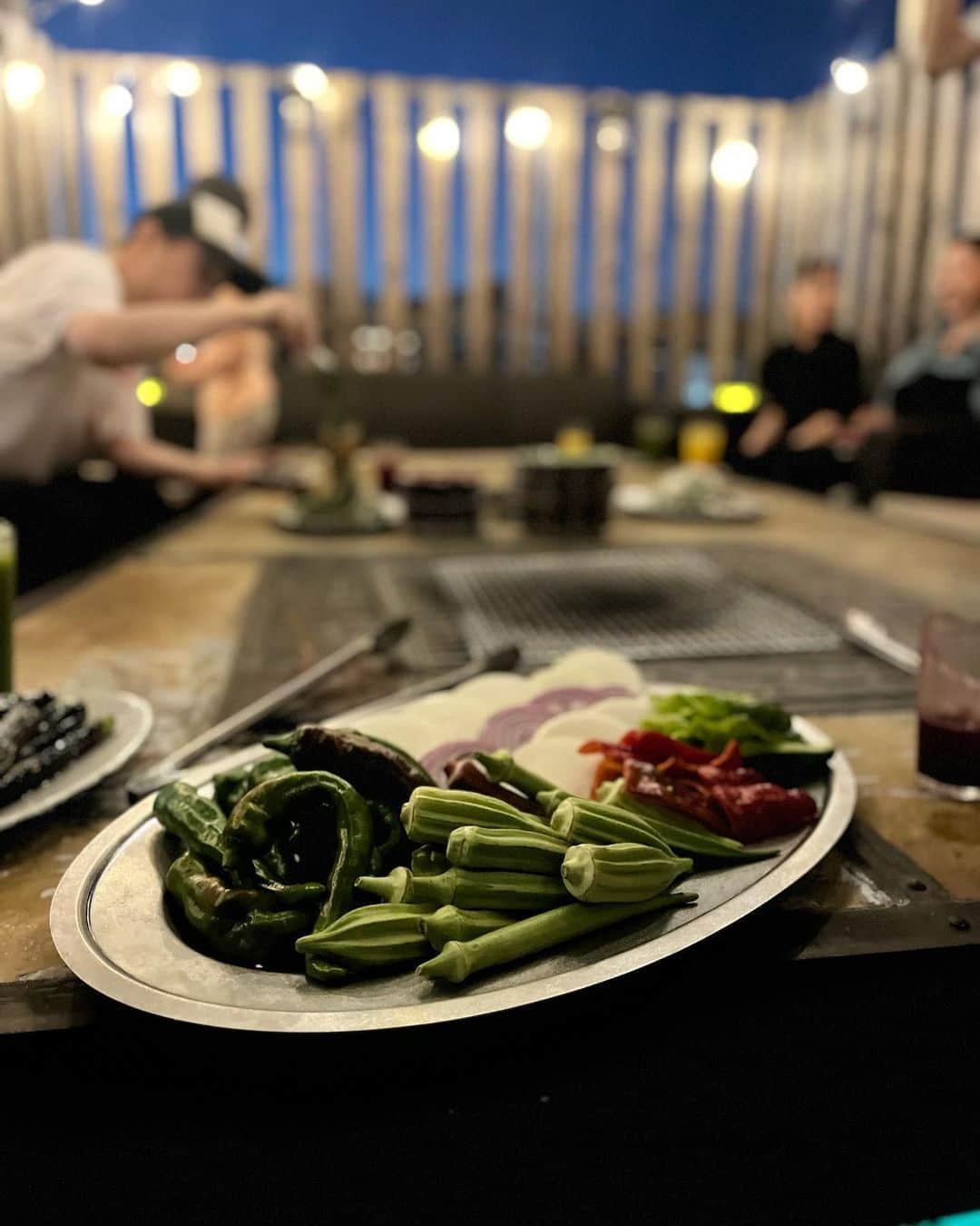 山口もえのインスタグラム：「・  最高過ぎた夜🌙 野菜たっぷりのBBQでお誕生日会を🎂 紅さーん未希ちゃーん いつもいつもありがとう！！ これからもこどもの成長を一緒に見守っていこうね♡ ちなみに私… 残念な写真しかなかった なんでこんな前髪になるんだ？！笑  #bbq #野菜 #誕生日 #summer  #岸紅子 ちゃん #未希 ちゃん #夏休み #夏はやっぱりBBQっしょ #前髪  #いつどんな時も #形が崩れない前髪に憧れてる #笑 #私の前髪は #ビックリな程のくせ毛」