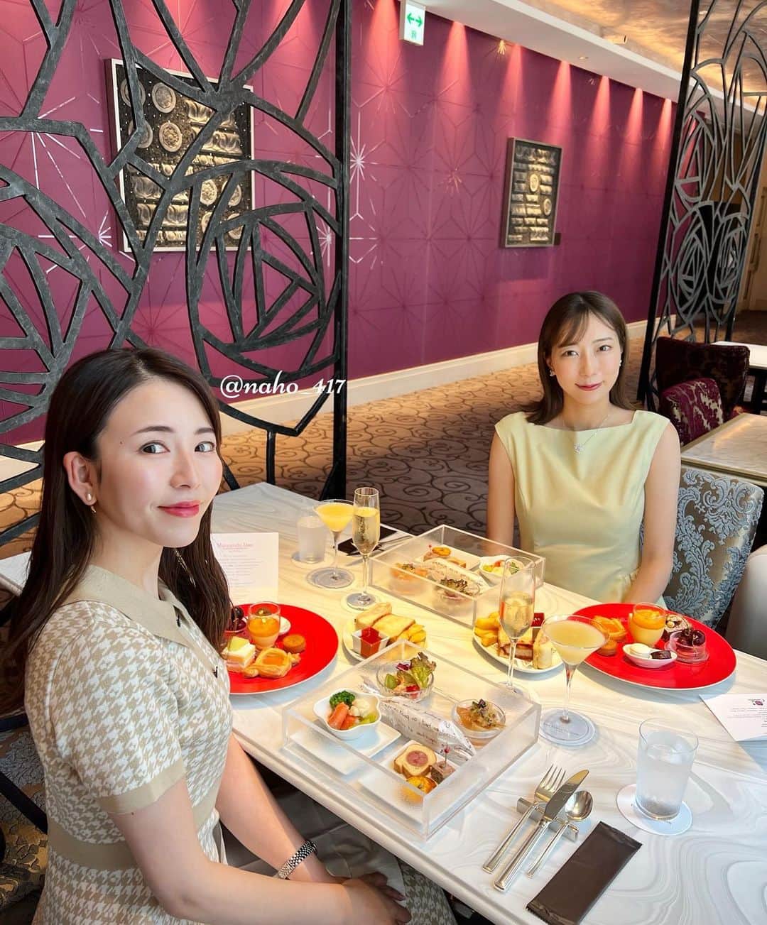 Nahoさんのインスタグラム写真 - (NahoInstagram)「* @tokyostationhotel カメリアのアフタヌーンティーへ🫖  テーブル一面に広がる美味しそうな🥪🍰達は圧巻...🥹 セイボリーもしっかりあって ランチ感覚で食べる事ができ、 凄く良かったです❤️🥰 トリュフ風味のプティキッシュと ガトーショコラが私はお気に入りになりました✨  昔からここのホテルの雰囲気が大好きで 素敵な空間とお料理に 会話が弾みすぎて外に出た時には もう夕方に...☀️  メニューが変わったらまた伺いたいです🥰  #東京ステーションホテル #カメリア #カメリアラウンジ #東京駅アフタヌーンティー #東京駅カフェ」7月31日 21時41分 - naho_417