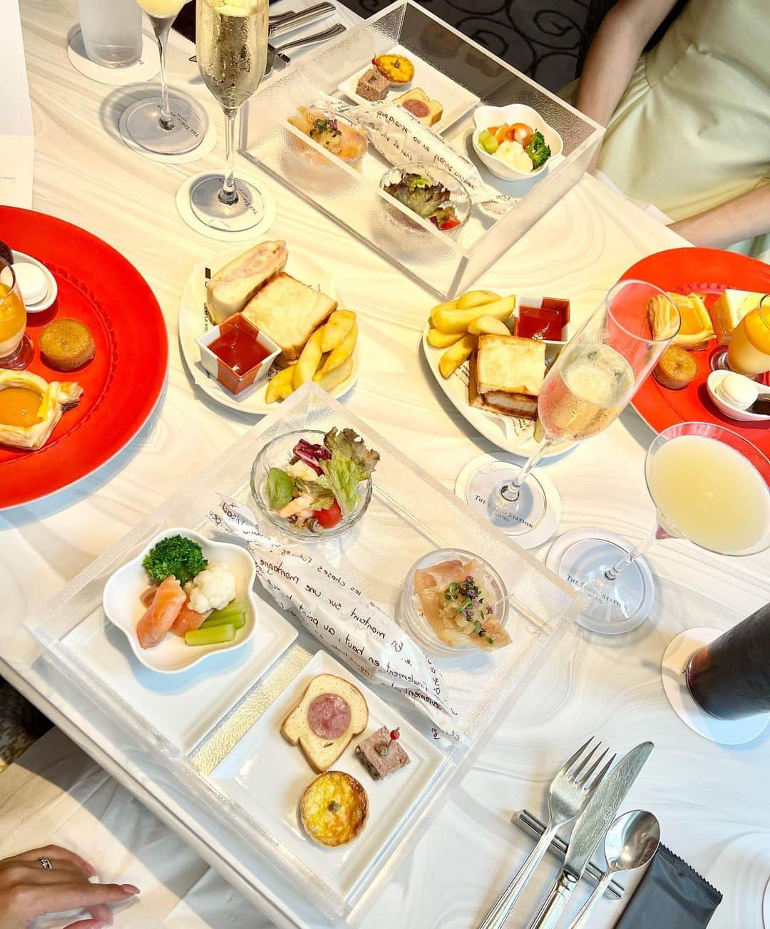 Nahoさんのインスタグラム写真 - (NahoInstagram)「* @tokyostationhotel カメリアのアフタヌーンティーへ🫖  テーブル一面に広がる美味しそうな🥪🍰達は圧巻...🥹 セイボリーもしっかりあって ランチ感覚で食べる事ができ、 凄く良かったです❤️🥰 トリュフ風味のプティキッシュと ガトーショコラが私はお気に入りになりました✨  昔からここのホテルの雰囲気が大好きで 素敵な空間とお料理に 会話が弾みすぎて外に出た時には もう夕方に...☀️  メニューが変わったらまた伺いたいです🥰  #東京ステーションホテル #カメリア #カメリアラウンジ #東京駅アフタヌーンティー #東京駅カフェ」7月31日 21時41分 - naho_417