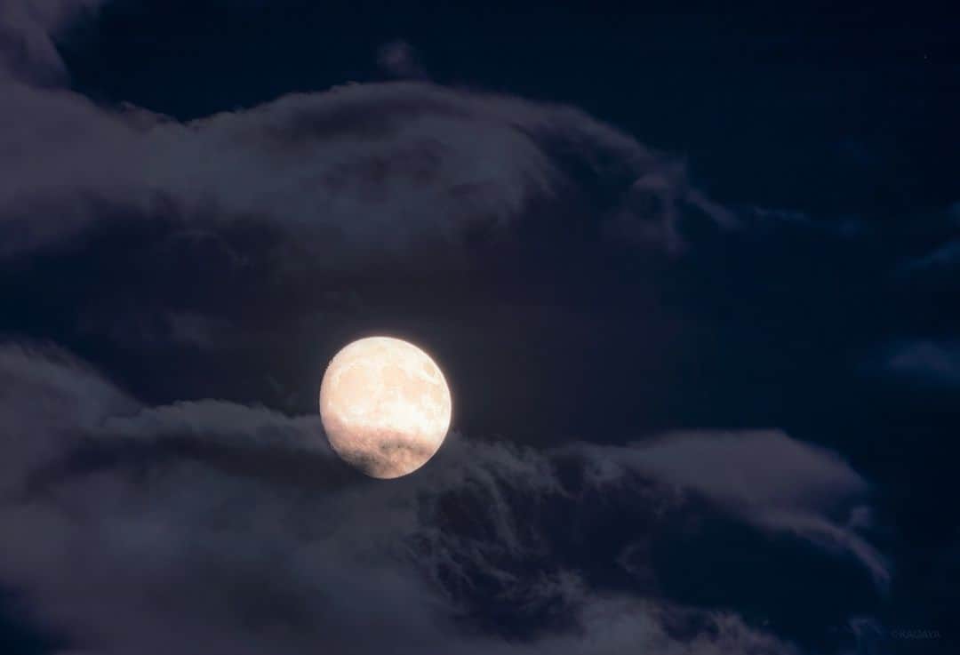 KAGAYAさんのインスタグラム写真 - (KAGAYAInstagram)「夏の宵空に十三夜の月。 （昨日、群馬県にて撮影） 今日もお疲れさまでした。  #moon #群馬 #花火 #starphotography #sonyalpha #α7v」7月31日 21時41分 - kagaya11949