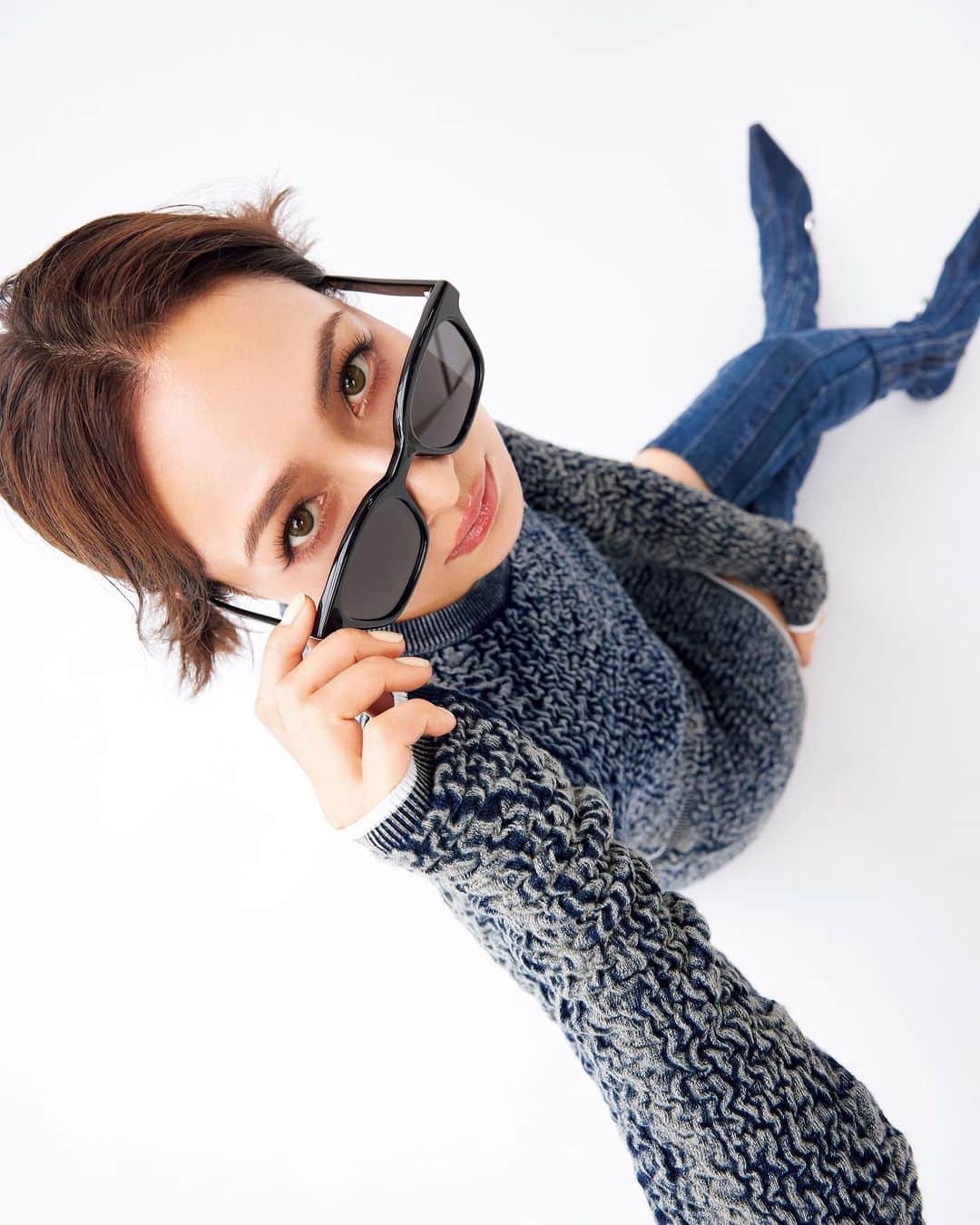 otona MUSEのインスタグラム：「MZ世代に流行っている今どきメイクを我ら大人が挑戦するなら？  隔月でお届けしている真由美さんの連載。今回は、ヘア&メイクアップアーティストの高垣賢司さんに新しいメイクセンスを教えていただきましたー！  Y2Kをリアルに経験してきた私たちが取り入れても懐かしく見えない方法をたっぷり伝授してもらいましたよ😎  参考になるテクニックばかりなので是非誌面でご覧ください！  @kenji_hairmake  @sadamayumi  #otonamuse #オトナミューズ #佐田真由美#高垣賢司 #Y2K #diesel #ディーゼル」