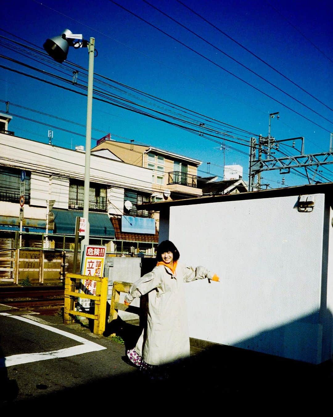小見山峻のインスタグラム：「. 時間ははやい。わかっていても。俺たちの想像より一枚も二枚も上手だから、その時その場に居たはずなのに、その記憶が確かな現実だったのかあやふやにしてしまうほどにはやい。転々と写真があってくれるおかげで、自分がそこに居たことが真実性を帯びてゆく。あの童話で、森の中を迷わないよう散りばめていたパンの切れ端みたいに。その人の足跡こそが写真なのだとして、それはコンピュータなんかじゃどうにもできない。だからデジタル写真がしっくりこないのかもしれない。証拠としての脆弱さが。」