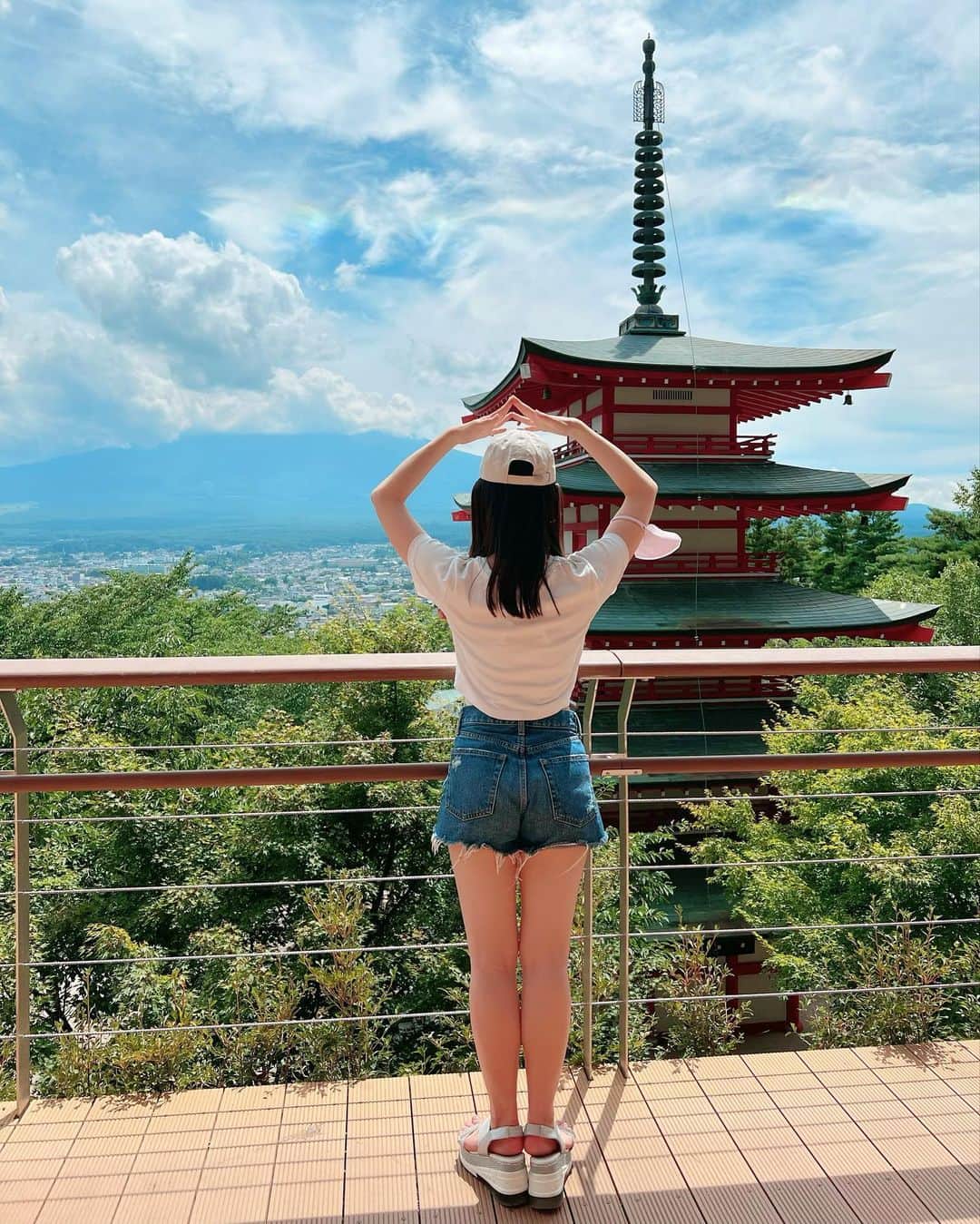 横山天音さんのインスタグラム写真 - (横山天音Instagram)「富士山見えなかったから、 手で作った🫶🗻 #山梨」7月31日 21時44分 - amagon5546