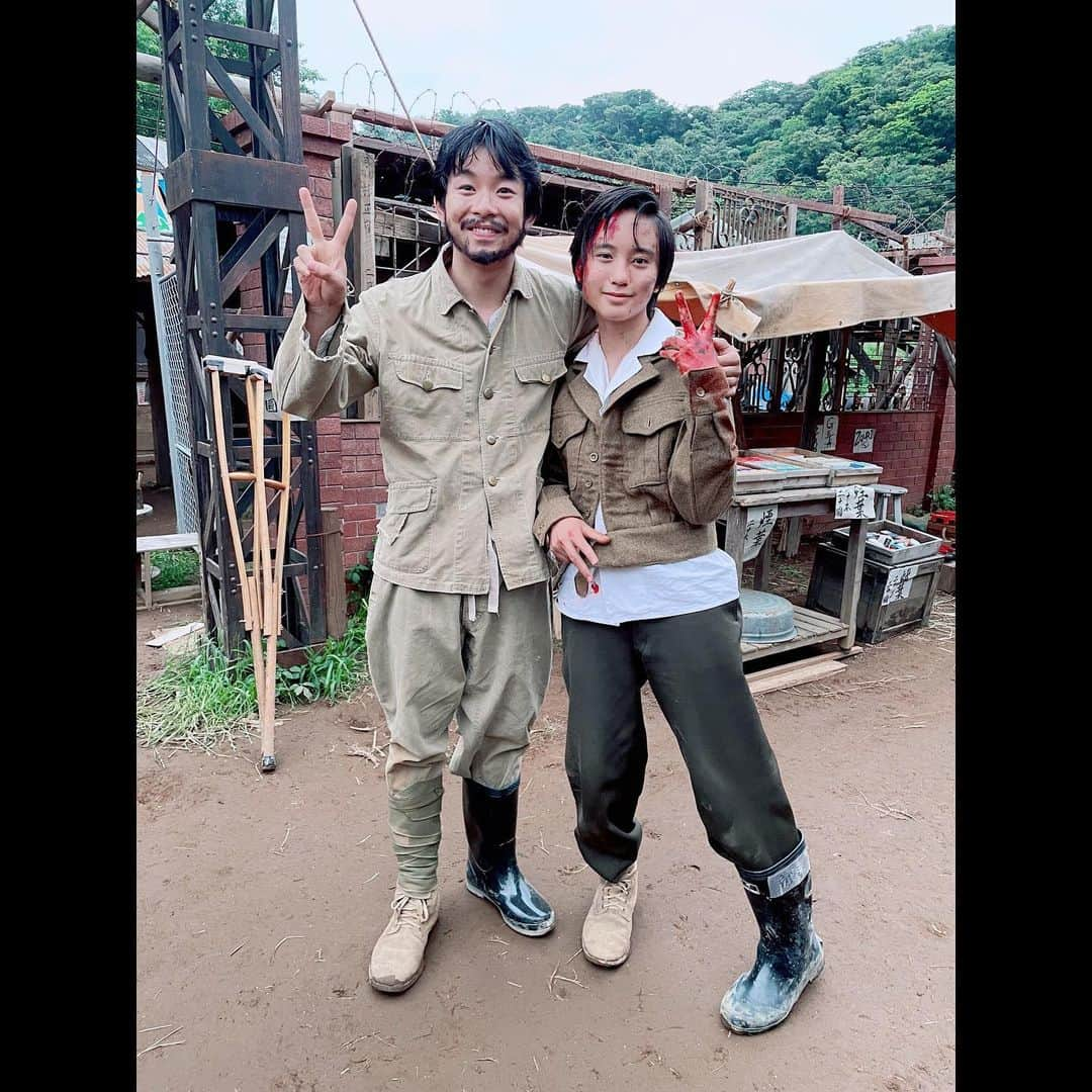 髙橋來さんのインスタグラム写真 - (髙橋來Instagram)「✳︎ 仲野太賀さんです！  太賀さんとは 【初恋の悪魔】以来約1年ぶりにご一緒させて頂きました。 長靴、片足ずつ。お揃いです笑  優しい笑顔で迎えてくれて 気さくにお話ししてくれるのですが、 『本番！』の声が掛かると一瞬にして空気がピリッと変わります。 目・声色、演じているはずなのですが、 本当にビクッてなりました！ もはや別人ですね〜  この写真と全然違う太賀さん。 驚いて欲しいです✳︎ ・ 【軍港の子〜よこすかクリーニング1946】 NHK総合 8/10(木) 22:00〜23:13 お楽しみに！ ・ ・ ✳︎ #仲野太賀 さん🧔🏻‍♂️ #軍港の子  #nhk  #髙橋來」7月31日 21時44分 - rye.takahashi