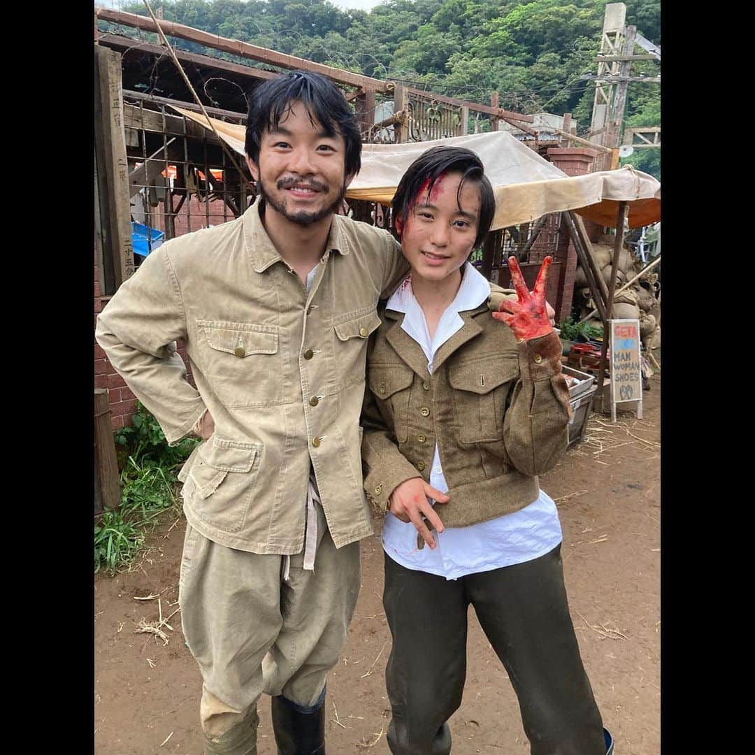 髙橋來さんのインスタグラム写真 - (髙橋來Instagram)「✳︎ 仲野太賀さんです！  太賀さんとは 【初恋の悪魔】以来約1年ぶりにご一緒させて頂きました。 長靴、片足ずつ。お揃いです笑  優しい笑顔で迎えてくれて 気さくにお話ししてくれるのですが、 『本番！』の声が掛かると一瞬にして空気がピリッと変わります。 目・声色、演じているはずなのですが、 本当にビクッてなりました！ もはや別人ですね〜  この写真と全然違う太賀さん。 驚いて欲しいです✳︎ ・ 【軍港の子〜よこすかクリーニング1946】 NHK総合 8/10(木) 22:00〜23:13 お楽しみに！ ・ ・ ✳︎ #仲野太賀 さん🧔🏻‍♂️ #軍港の子  #nhk  #髙橋來」7月31日 21時44分 - rye.takahashi