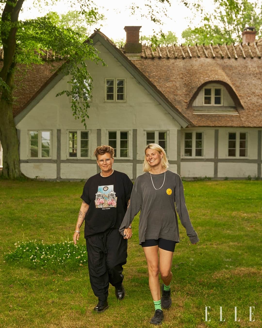 のインスタグラム：「Den 246 år gamle og 500 kvadratmeter store gård på Stevns er ikke kun @nicole.jonasson og @carla_cammilla Hjorts ene ud af to hjem. ⁠ ⁠ Den enorme plads at boltre sig på danner også ramme om en form for kollektiv, art residencies, minifestivaler, workshops og utallige middage for venner og arbejdsrelationer. Og som det er med et gammelt hus – og kreative beboere – er her er altid et nyt projekt som parret selv, eller gårdens mange gæster kan kaste sig over⁠ ⁠ Få et smugkig her, og se hele boligen i august måneds udgave af ELLE.⁠ ⁠ Foto: @nikolajthaning」