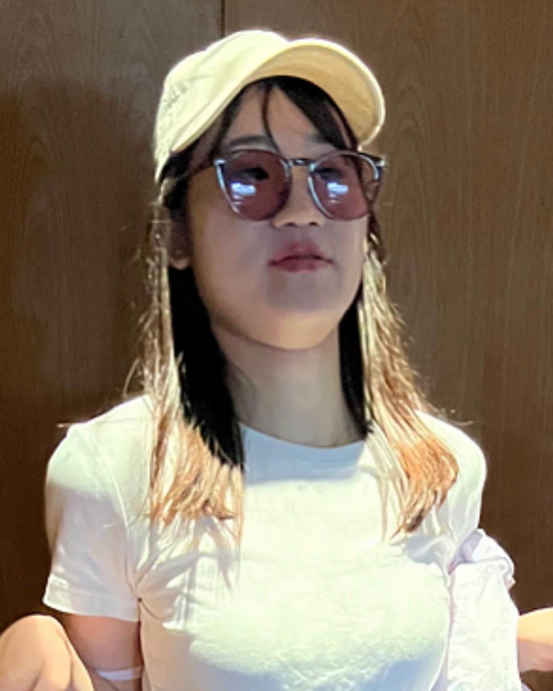 横山天音のインスタグラム：「弟に撮って貰った写真なんだけど、 私こんな顔だったっけ？って聞いたら こんな顔だったよと言われた。」