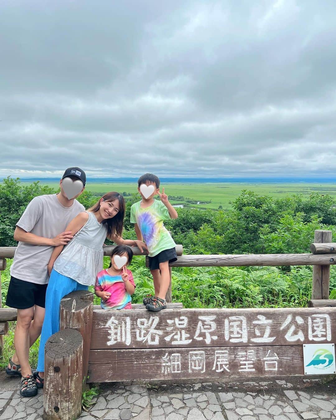 Remiさんのインスタグラム写真 - (RemiInstagram)「splendid scenery of Kushiro, Hokkaido 日本最大級の湿原、釧路湿原へ🌳 これぞ北海道！という雄大な景色✨ 果てしない草原の先に、釧路川や阿寒の山々が見えて圧巻⛰🙏🏼 3枚目は、屈斜路湖の伝説の生き物クッシーとパチり🦕📷(ネッシー的な？)  ここまでの旅で子供たちの中で北海道のイメージは大自然と動物たち🐄🐏🐻🌿 この後札幌や小樽に行ってどう変わるかな♪  ----------------- 📍北海道釧路市 🦁 #釧路湿原 #細岡展望台　 🗓2023.7 -----------------  #釧路 #屈斜路湖 #クッシー #北海道 #kushiro #kussharo #visitjapan #lovetabi #lovetabimama」7月31日 21時48分 - remi_912