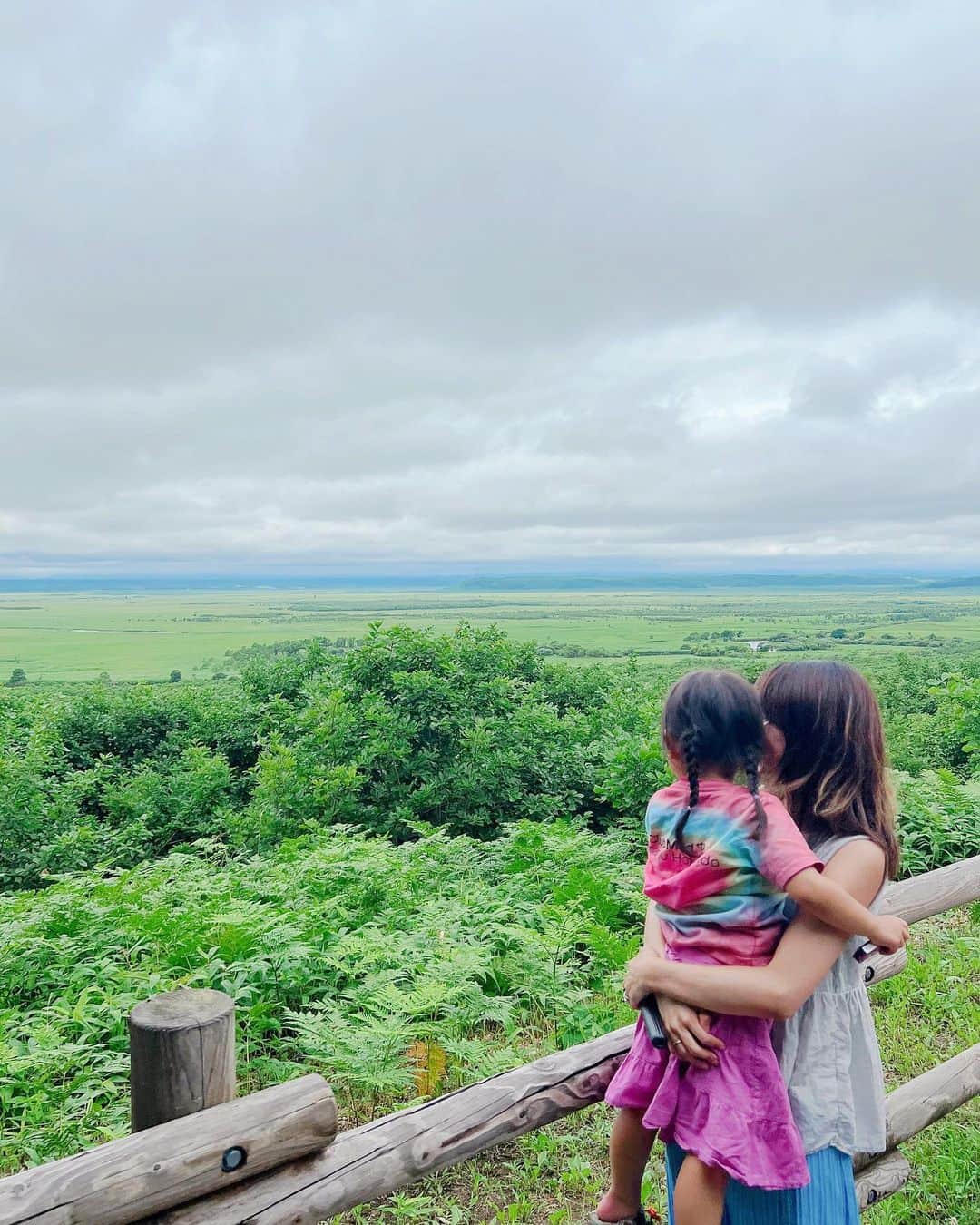 Remiさんのインスタグラム写真 - (RemiInstagram)「splendid scenery of Kushiro, Hokkaido 日本最大級の湿原、釧路湿原へ🌳 これぞ北海道！という雄大な景色✨ 果てしない草原の先に、釧路川や阿寒の山々が見えて圧巻⛰🙏🏼 3枚目は、屈斜路湖の伝説の生き物クッシーとパチり🦕📷(ネッシー的な？)  ここまでの旅で子供たちの中で北海道のイメージは大自然と動物たち🐄🐏🐻🌿 この後札幌や小樽に行ってどう変わるかな♪  ----------------- 📍北海道釧路市 🦁 #釧路湿原 #細岡展望台　 🗓2023.7 -----------------  #釧路 #屈斜路湖 #クッシー #北海道 #kushiro #kussharo #visitjapan #lovetabi #lovetabimama」7月31日 21時48分 - remi_912