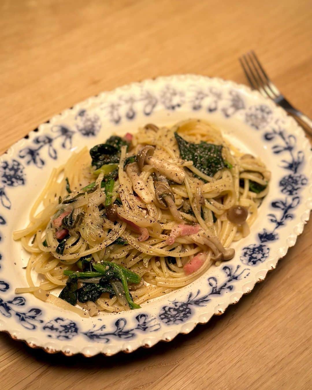 滝沢カレンのインスタグラム：「またまた朝日ちゃんにもらった パスタを活躍にする日🍝  今日は和風パスタにしました🍝  和風パスタだけはほんとに自分の中の和味が あるので、とんでもなく作るのが楽しいです☺️  材料はピンクで勝ち誇るベーコン🥓に 結局連れてこられたほうれん草🥬に 団体行動好きなぶなしめじ🍄に やれやれ多忙な玉ねぎ🧅です。  ベーコンを巨大化したようなソーセージにしてもよかったです😋  味付けは私の和味は濃いので気にしなくていいのですが...。  味どうらくを具材たちのこめかみ程度までいれ、みりんをテンポよく入れたら、最後にお醤油を拭きれなかった涙ほどいれます。  これだけでも立派な味なのですが、 私は最後に塩昆布を呆れるように入れちゃいます。 そしてトドメは胡椒で、取り乱しだした具材たちに喝を届けて出来上がりです😋💓」