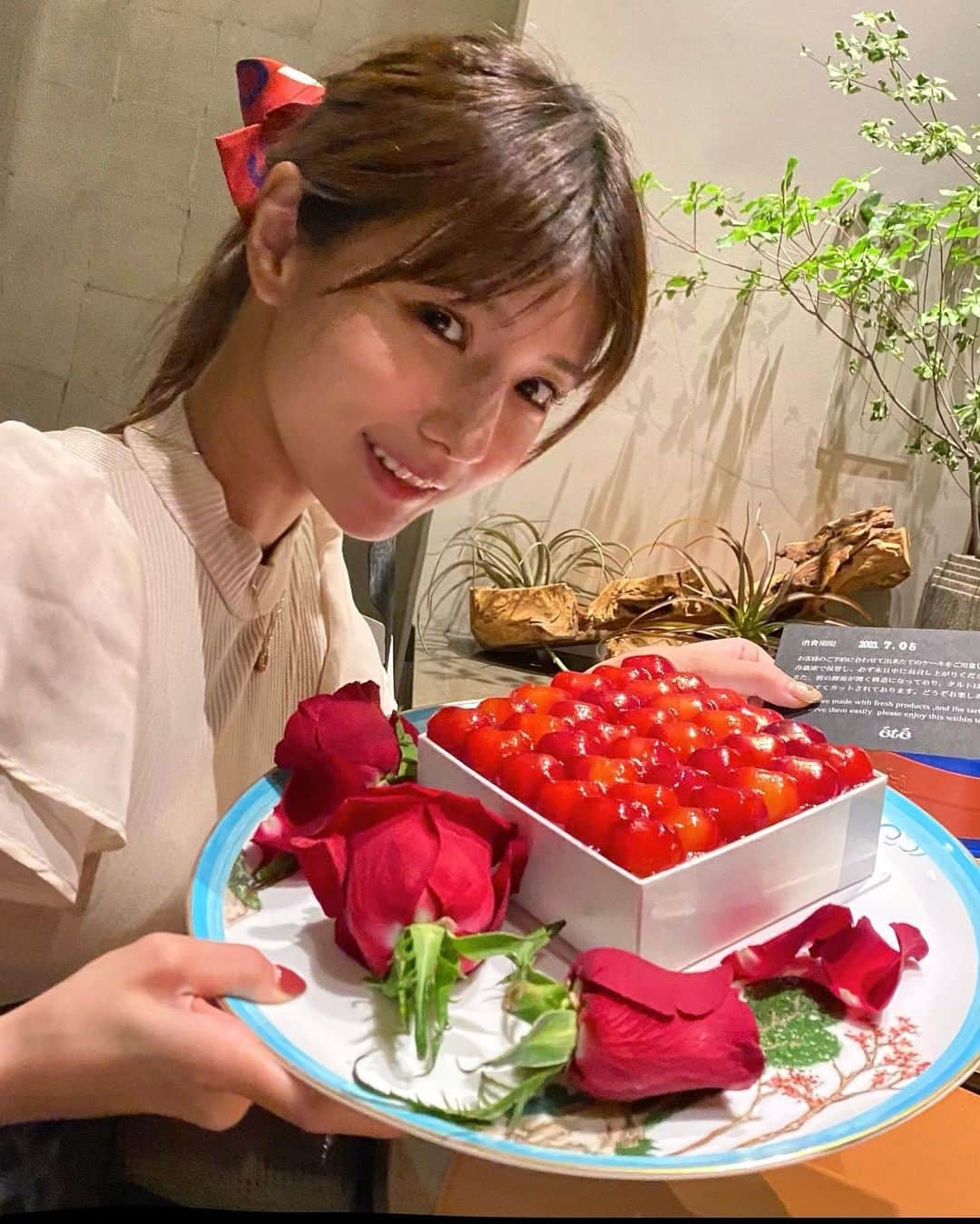 夏本あさみのインスタグラム：「7月も終わりだね。今月はファンの方、お友達、お仕事の方、、たくさんのみんなにお誕生日祝いをしてもらえてとっても幸せな毎日でした。ありがとう☺️💓」