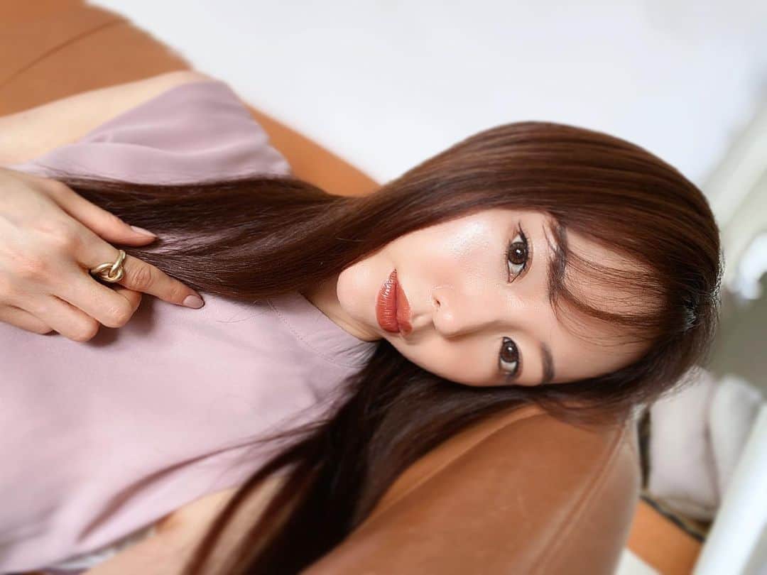 加藤桃子のインスタグラム：「艶〜🫶  ✂️ #ストレートヘア #straighthair  #hairstyle  #hairstyles  #longhair  #longhairstyles  #艶肌  #美肌  #japanesegirl」