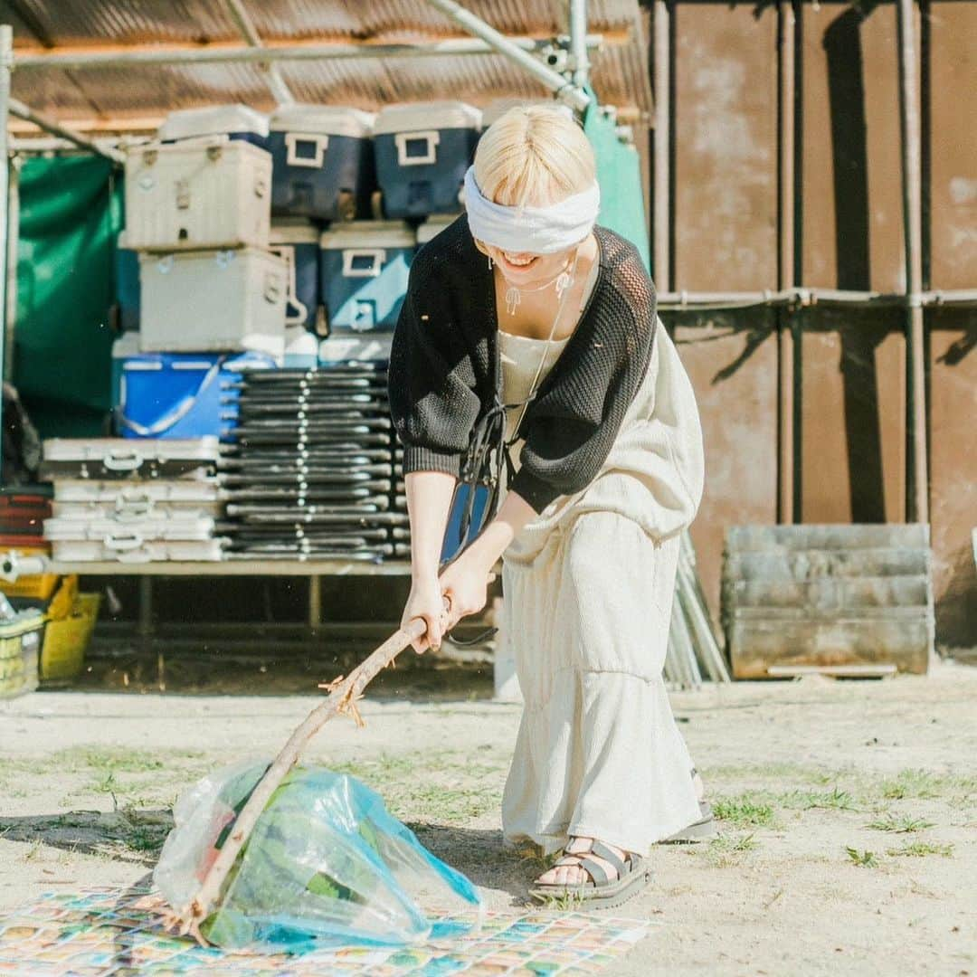 大貫みくさんのインスタグラム写真 - (大貫みくInstagram)「7月も終わっちゃうね〜！  今月のハイライトは ツアー終わったことかなぁ！ 個人的にも最長ツアー！ ドラムはもちろんだけど 運転とかマニピとか たくさん成長できたツアーでした…！ 初サポートでこれだけの公演を任せてくれるのは ありがたいことだなって思います。 ふぉるてばのみんなも含め チームふぉるてと どんどん距離が近くなれてて嬉しかったです！ 出会ってくれた皆さん 本当にありがとうございました！  打ち上げもちょー楽しかった！！ 最高な夏の始まりを迎えられて幸せ！ 川もちょっとは入れたし(皆ほどじゃないけど笑) スイカ割り楽しかった！！！  プライベートでは 2回も結婚式に参加させてもらいました🫶🏻🫶🏻🫶🏻 下北の兄まさしと高校の大親友！ 超おめでとうございました！！！ 幸せの供給ありがとうすぎる〜〜！ 胸いっぱいです！！ 本女もあのころのTHREEも 今の私を作ってくれる大事な空間です！ 周りに友達がたくさんいる人って ちゃんと理由があるんだなって実感した！ 私も愛に溢れる人間になりたいな！  皆さん8月も仲良くしてください！  1 2枚目 @_kinoko_photo__  4枚目　@asmnbok」7月31日 21時53分 - minimiku0423