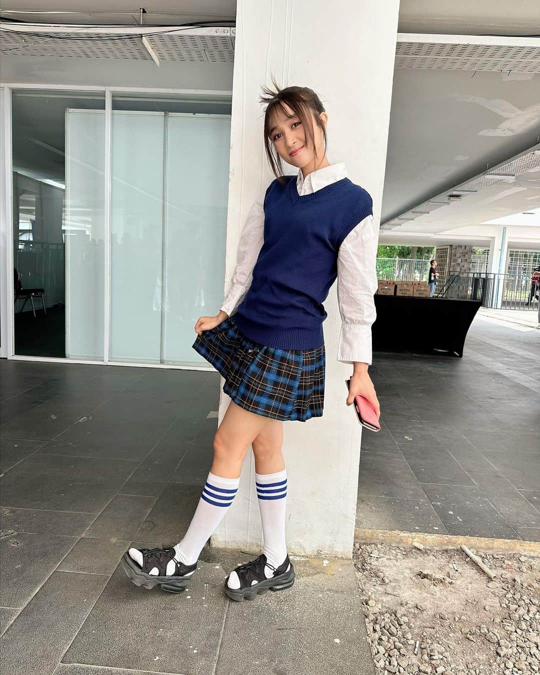 のインスタグラム：「Berasa balik ke member lagi yah😜 Masih cocok gak pake seifuku?? Haahha  *maaf ya mas di belakang, aku males edit🤣🤣*」
