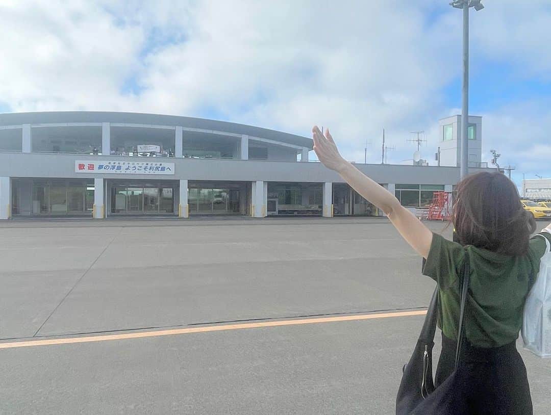 半崎美子さんのインスタグラム写真 - (半崎美子Instagram)「愛しき利尻島、北海島まつり、ご来場頂いた皆様と島の方々のぬくもり、楽曲「ふるさと利尻島」を皆様に親しんで頂けていることにも感激でした。 利尻富士町の田村町長と。  私の楽曲と共に打ち上げられた花火には涙が出ました。  機内誌でお世話になっているHACに搭乗前、役場の皆様のお見送りにまた涙。  明日はいよいよ「うた弁4you」 店着日です！ ブラゲ情報もお待ちしています💌  ＼明日の出演情報／  📻HBCラジオ 「カーナビラジオ午後⼀番 ！」 時間：13時頃〜　＊生出演  📺STVテレビ 「どさんこワイド179」 時間：15:45頃〜 ＊生出演  ぜひご覧ください♪」7月31日 21時54分 - yoshikohanzaki