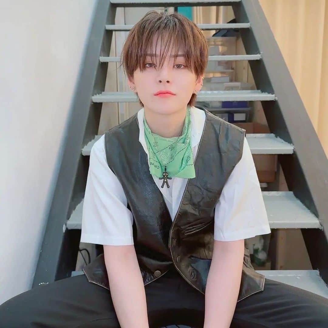 Vintage Brand Boutique AMOREさんのインスタグラム写真 - (Vintage Brand Boutique AMOREInstagram)「Yoshi from @yg_treasure_official with Chanel vintage bandanna from @amore_tokyo 🍀🔫🐸🥑🦖  #treasureyoshi   📷 @yg_treasure_official」7月31日 22時04分 - amore_tokyo