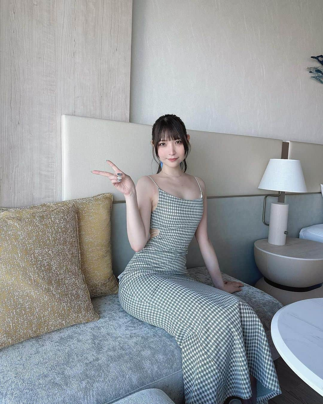 あまつ様のインスタグラム：「🤍 ⁡ ⁡ ⁡ 休井美郷さんのブランド『qumerry』のお気に入りのワンピース👗 ⁡ ⁡ 夏服がだいすき🥹🤍🤍🤍 ⁡ ⁡ #あまつまりな #あまつ様 #私服 #三井ガーデンホテル横浜みなとみらいプレミア」