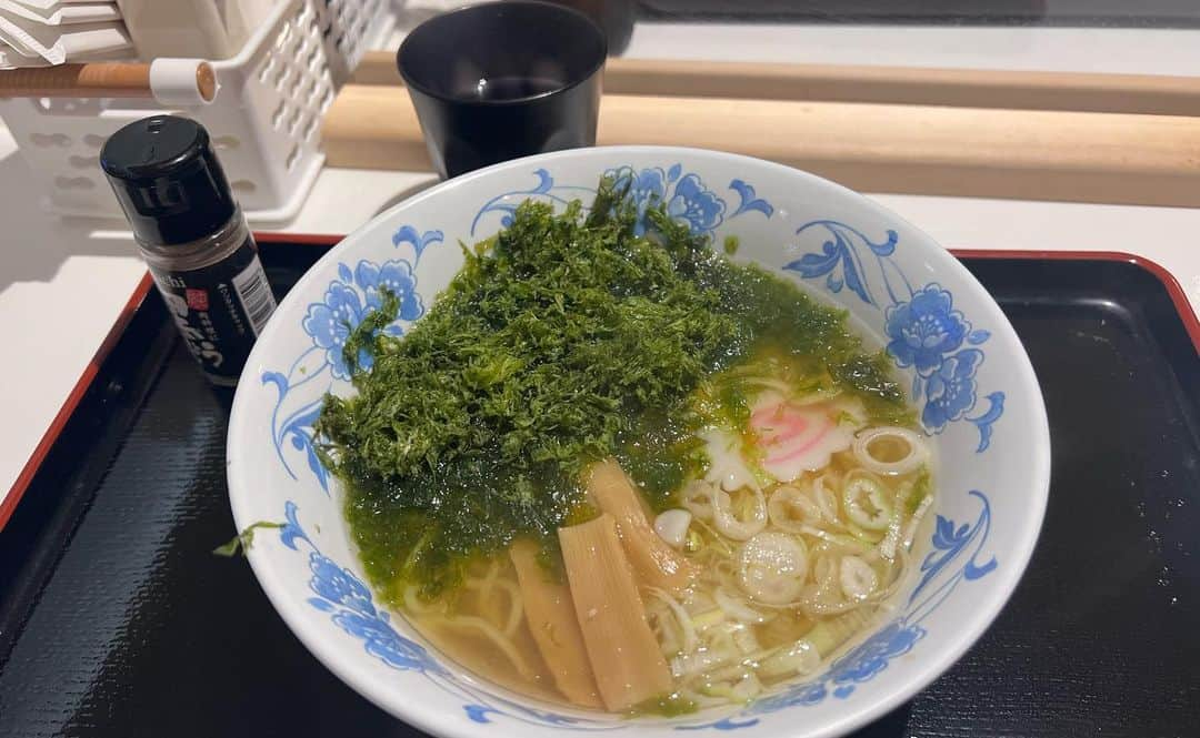 小林唯さんのインスタグラム写真 - (小林唯Instagram)「神津島に行ってきた。 食べたものは主にこちら。  さるびあ丸 島海苔ラーメン  船の中ではおそらく割と美味い。優しい味で、胃も安らぐ。  さるびあ丸 かき揚げそば  圧倒的な旨みの弱さ。味が薄いというより、なんだかお湯っぽい。それでも船酔い気味の体にはまあちょうど良い。  さるびあ丸の中での正解は枝豆と生ビールだと思う。  よっちゃーれセンター おさかなサンド  神津島と言えばまずこれ。 金目鯛のフライを挟んだサンド。騙されたと思って食べて欲しい、想像してる味のすこーし上をいっていると思う。  上のアイラナ アイラナバーガーセット  神津島まで来てバーガー？と思うかもしれないけれど、これが美味い。チバさんが焼いたパティ、美味い。島焼酎ハイボールと一緒に最高  スーパーまるはん 島寿司  とりあえず一回は食べておきたい。行ったら毎回食べてる。  民宿ふもと屋 夕飯  蚊もなく不可もなく。  天上山山頂 ハイボール  水筒に氷を入れて、山頂で飲む。最高。  よっちゃーれセンター 金目鯛スープ  二日酔いの体に染み渡る。  熟成魚工房 ランチ限定ちらし寿司 頂 itadaki  今まで食べた生魚系の食べ物の中で一位二位を争ううまさ。どの魚も美味い。もうなんか頭がバグる。 魚だけ島外にも送ってくれたりするらしいし、頼もうかしら。しめかたに秘訣があるのだとか。あと、店員さんがめちゃくちゃ魚好きでそれが伝わってくる。  写真撮らなかったもの。  藤屋ベーカリー エビカツサンド 美味かった。  宿の朝食 普通  精肉屋さんの 唐揚げ、コロッケ、アジフライ ビールにとてもよく合った。  また行きたいなぁ。」7月31日 21時58分 - yui3651