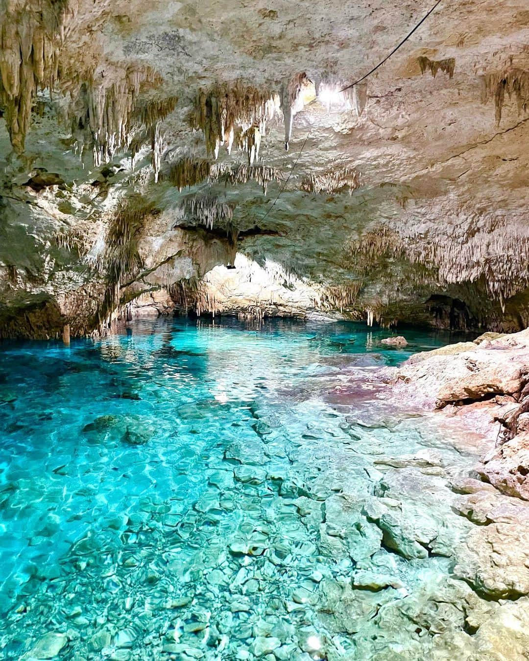 赤崎夏実さんのインスタグラム写真 - (赤崎夏実Instagram)「. 📍 Cenote Taak Bi Ha 嘘みたいに美しいセノーテ 有名なセノーテはメキシコにたくさんあるのですがここは地下にあるセノーテ 何万年もの時間が作り出した自然の美しさに感動でした🩵シュノーケルをしてお魚を戯れて…素敵な時間でした🫧 . #cenotetaakbiha #mexico #cenote #playadelcarmen #メキシコ旅行」7月31日 21時58分 - natsumi_akazaki