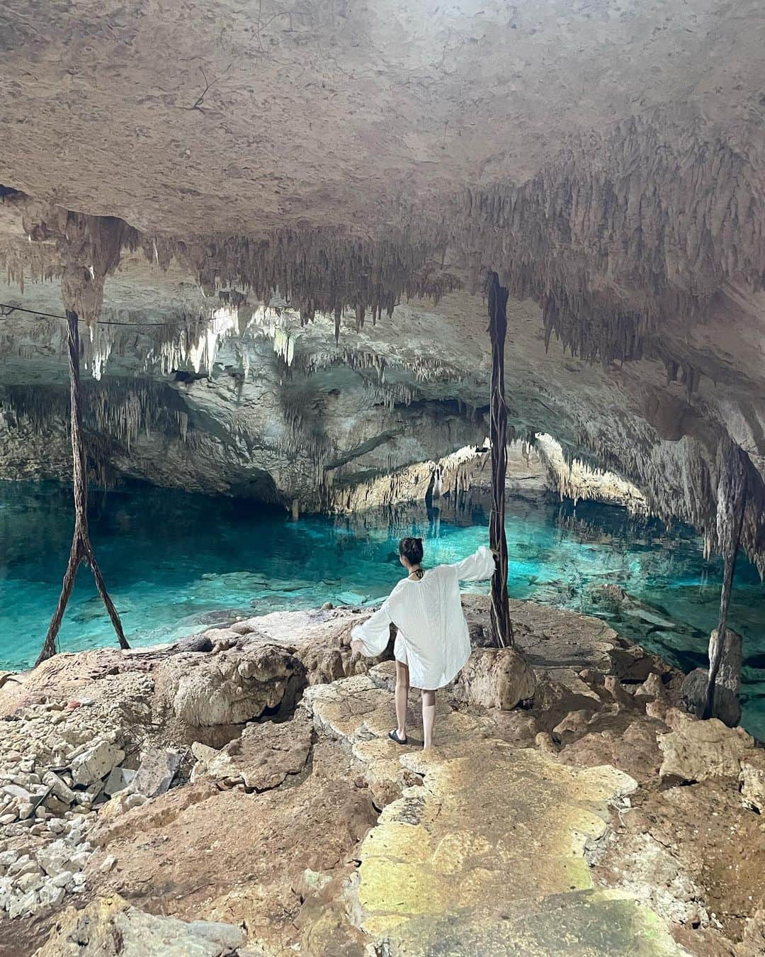 赤崎夏実さんのインスタグラム写真 - (赤崎夏実Instagram)「. 📍 Cenote Taak Bi Ha 嘘みたいに美しいセノーテ 有名なセノーテはメキシコにたくさんあるのですがここは地下にあるセノーテ 何万年もの時間が作り出した自然の美しさに感動でした🩵シュノーケルをしてお魚を戯れて…素敵な時間でした🫧 . #cenotetaakbiha #mexico #cenote #playadelcarmen #メキシコ旅行」7月31日 21時58分 - natsumi_akazaki