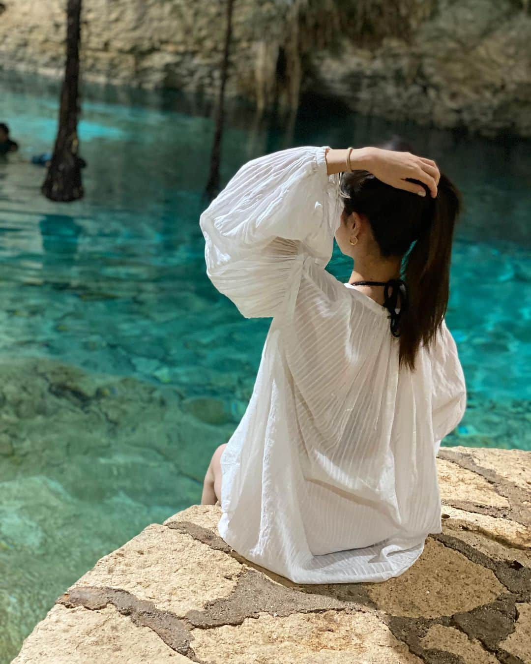 赤崎夏実さんのインスタグラム写真 - (赤崎夏実Instagram)「. 📍 Cenote Taak Bi Ha 嘘みたいに美しいセノーテ 有名なセノーテはメキシコにたくさんあるのですがここは地下にあるセノーテ 何万年もの時間が作り出した自然の美しさに感動でした🩵シュノーケルをしてお魚を戯れて…素敵な時間でした🫧 . #cenotetaakbiha #mexico #cenote #playadelcarmen #メキシコ旅行」7月31日 21時58分 - natsumi_akazaki