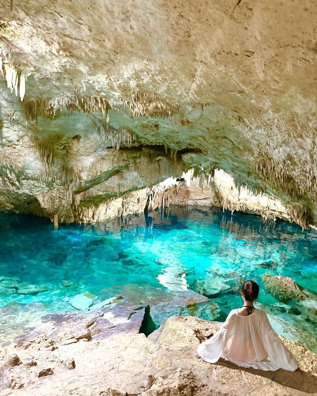 赤崎夏実のインスタグラム：「. 📍 Cenote Taak Bi Ha 嘘みたいに美しいセノーテ 有名なセノーテはメキシコにたくさんあるのですがここは地下にあるセノーテ 何万年もの時間が作り出した自然の美しさに感動でした🩵シュノーケルをしてお魚を戯れて…素敵な時間でした🫧 . #cenotetaakbiha #mexico #cenote #playadelcarmen #メキシコ旅行」