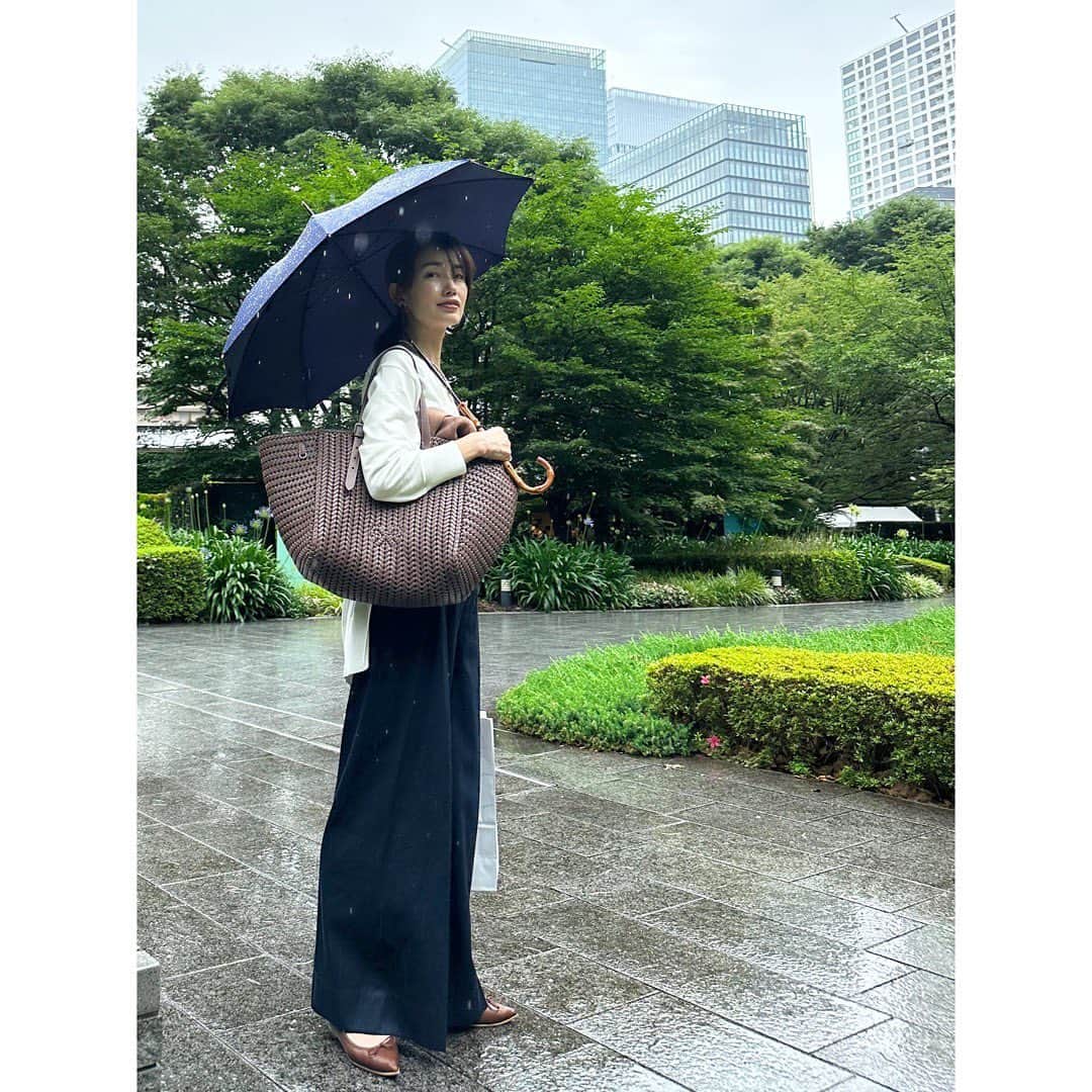 武藤京子さんのインスタグラム写真 - (武藤京子Instagram)「* * いつかの雨の日☂️ * 昨年の 梅雨入り前にお迎えした傘 * 無くさずに めでたく1年👏 * 雨音も 違った風に聞こえる気がする⁉️ * #foxumbrellas #都バス #みんくる #🌂」7月31日 21時59分 - kyokomuto0628
