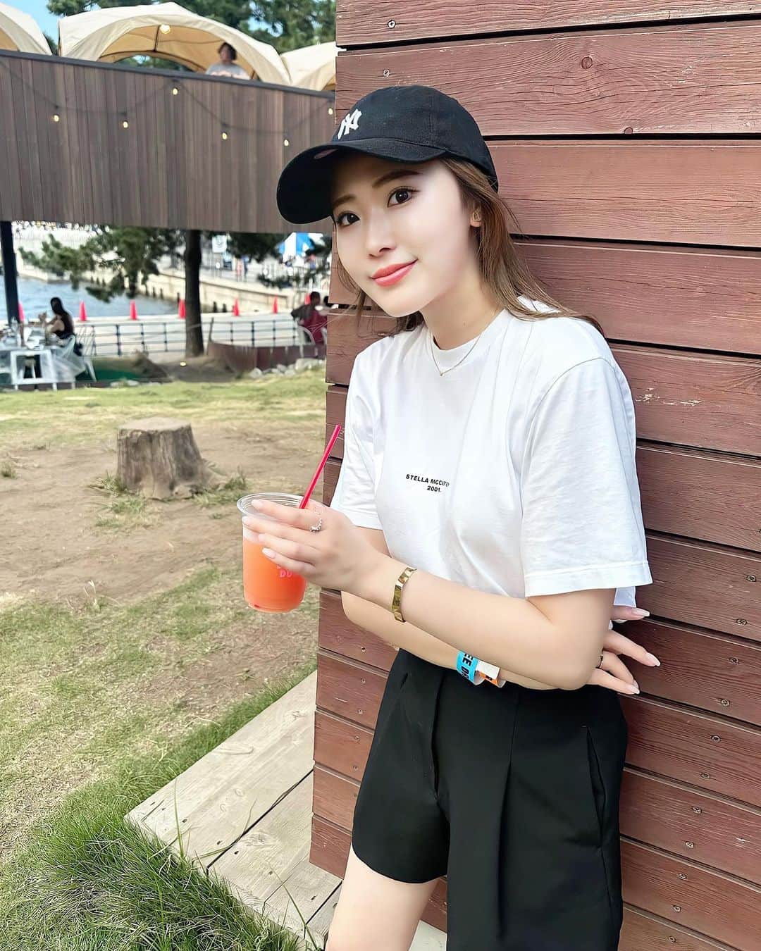 藤川沙弥のインスタグラム：「楽しみにしてたBBQにきました🍖💛 最近 @importselect_musee でgetした、 ステラマッカートニーの👕 museeさんはインポートブランドが 豊富でオススメ🩷 7/31 までタイムセールを 開催してるみたいなのでチェックしてみて💓」