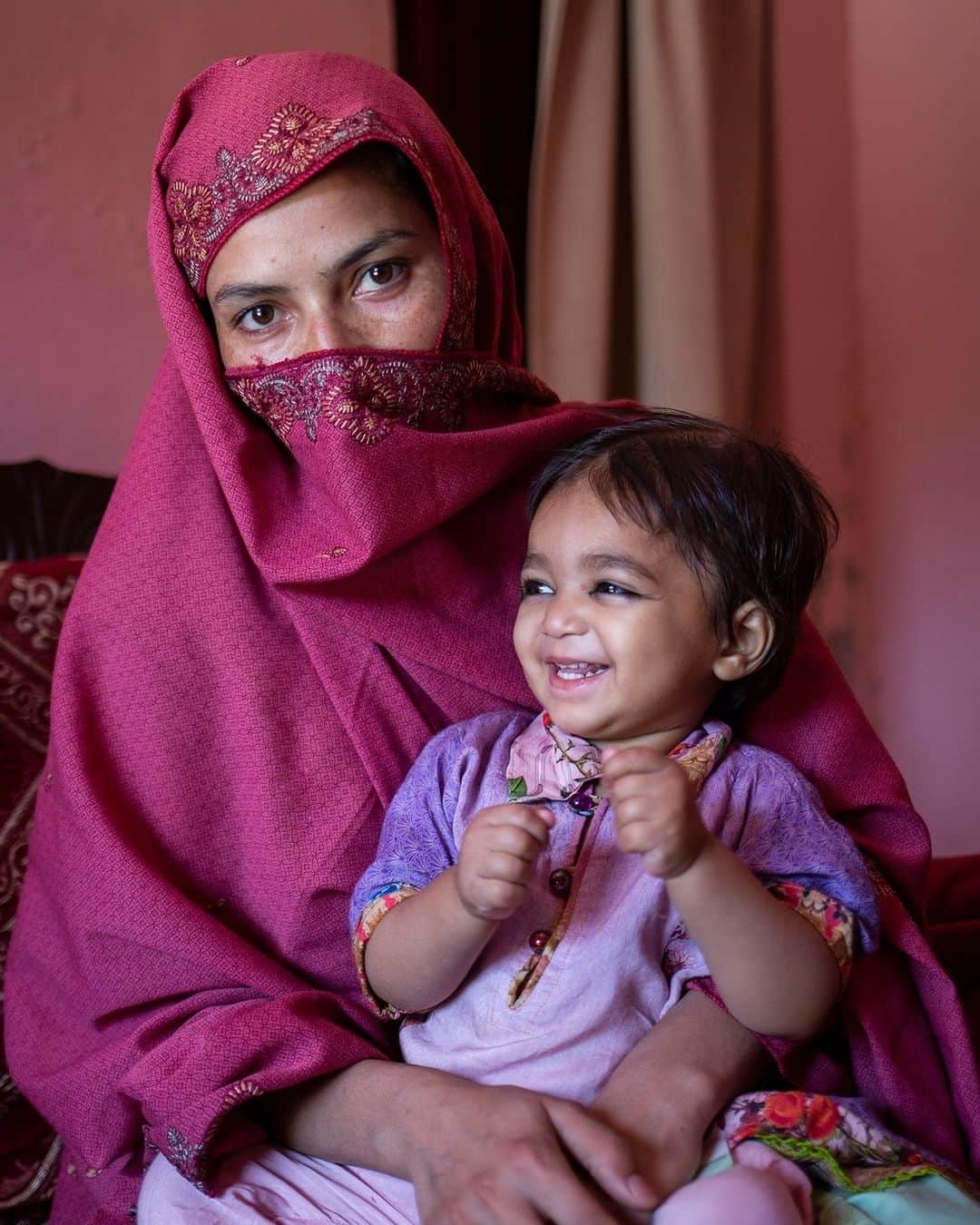 unicefさんのインスタグラム写真 - (unicefInstagram)「Clap your hands if you’ve been vaccinated! 👏  18-month-old Maris is with her mother Amina for a second dose of measles vaccine and a typhoid conjugate vaccine in Punjab, Pakistan.  Thanks to local vaccination sites, it’s now easier for parents to protect their children from preventable diseases with services close to home.  #ForEveryChild, vaccines.  © UNICEF/U.S. CDC/UNI416498/UNI416497/Saiyna Bashir」7月31日 22時00分 - unicef