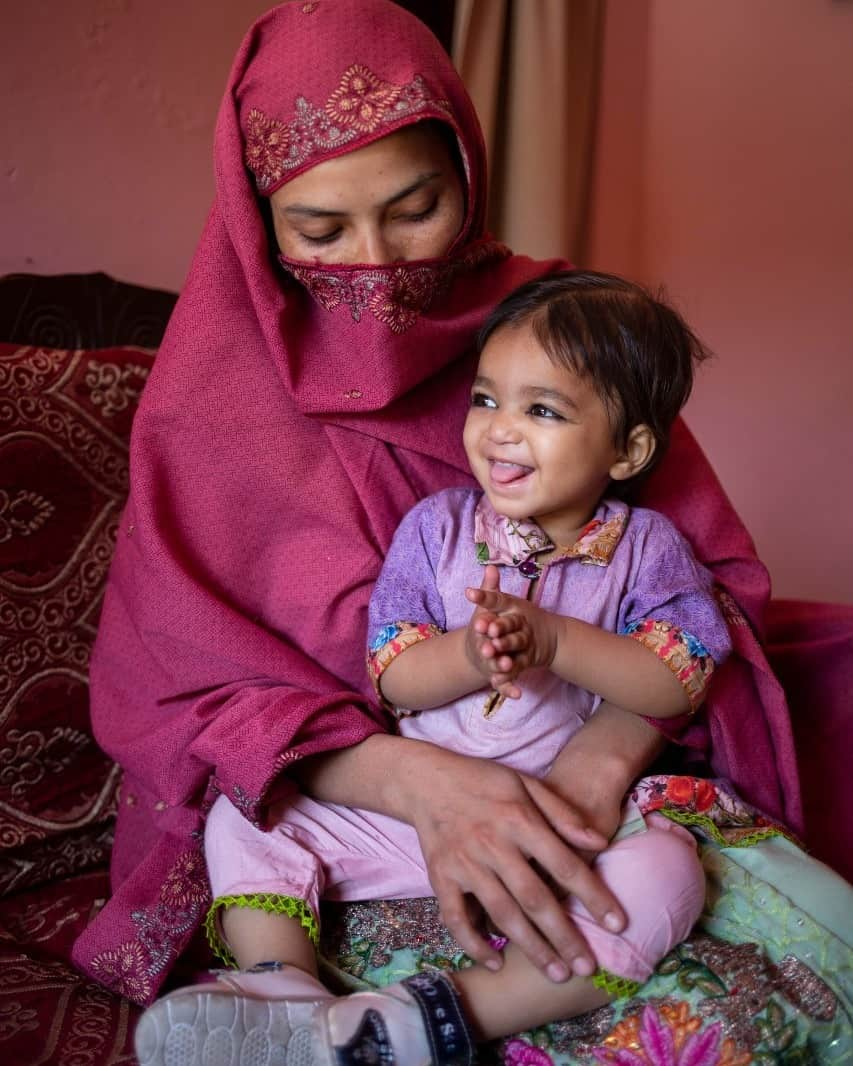 unicefさんのインスタグラム写真 - (unicefInstagram)「Clap your hands if you’ve been vaccinated! 👏  18-month-old Maris is with her mother Amina for a second dose of measles vaccine and a typhoid conjugate vaccine in Punjab, Pakistan.  Thanks to local vaccination sites, it’s now easier for parents to protect their children from preventable diseases with services close to home.  #ForEveryChild, vaccines.  © UNICEF/U.S. CDC/UNI416498/UNI416497/Saiyna Bashir」7月31日 22時00分 - unicef