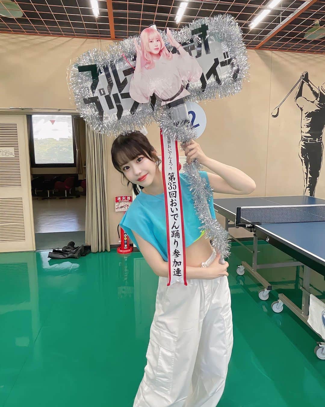 かすこんねぅのインスタグラム：「おいでん祭りありがとうございました🤍プラカードに自分の顔面あるの草 愛知出身という事で地元の大好きなお祭りに参加できて嬉しかったです💫⭐︎楽しかった~！ 最後の2枚は広角で最高にかっこよく撮りました。みてね」