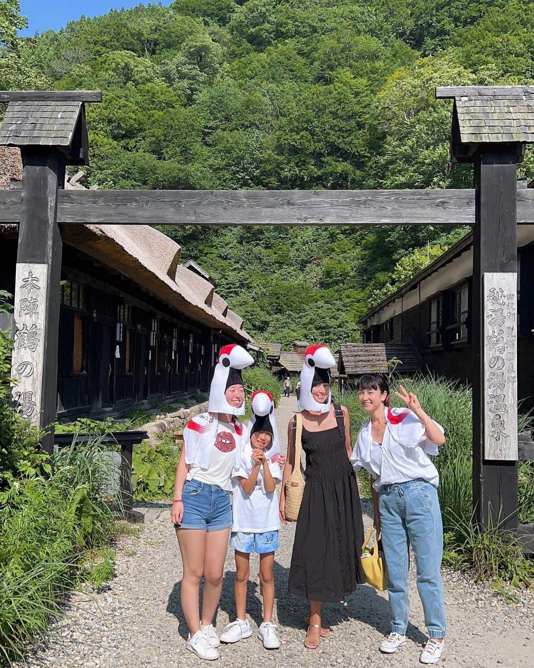 甘糟記子さんのインスタグラム写真 - (甘糟記子Instagram)「試合の翌日はかよちゃん達と小岩井牧場へ！ @kayo_unicorno  @i_am_am_2002   めっちゃ晴天！！ そして暑い！  とりあえずアーチェリーはやるよね〜（笑）  お手軽にできて楽しい！  昔バンバーと来た時もやったわ(〃ω〃)  暑すぎて羊達も日陰に集合！ そしてアブが多すぎて私はドキドキしながら散策(＞人＜;) 羊達にもくっついてたよ〜  そして姫が馬に乗りたいと言うので、とりあえず私も乗ってみた（笑） 久しぶりだわ(〃ω〃) なんだか楽しい(≧∀≦)  からの、ランチは室内でバーベキュー(o^^o)  外は暑すぎた（笑）  焼き野菜がおかわり自由になっていて、もりもり食べてきたよ(๑>◡<๑)  午後はノープランだったんだけど、小岩井から意外と近い乳頭温泉　鶴の湯へ！  グルージャのキヅールくんと鶴繋がり（笑） @grullamorioka   温泉でもキヅールくんの被り物をする怪しい私達(〃ω〃)  そしてこちらでもアブと闘いながらで疲れたわ（笑）  もう大きさがアブじゃなくて、蜂なの！ めっちゃデカくて色もハチにしか見えないから怖くて仕方ない(＞人＜;)  お湯の横にハエ叩きが置いてあったけど、怖くて無理でした。  最後は佳代ちゃんおすすめの 松ぼっくりでジェラート！  初めて来たけど、めっちゃ美味しい！ 余計なものが入ってないから、お店の外に出た瞬間に溶け始めてる！！  甘味もさっぱりしていて、お代わりしたくなるくらい食べられる(๑>◡<๑)  また次回も食べに行きたいな〜\(//∇//)\  #小岩井牧場#岩手#楽しかった#夏休み#息子殿姫#姫#アブ怖い#鶴の湯#松ぼっくり#ジェラート」7月31日 22時03分 - norihey924