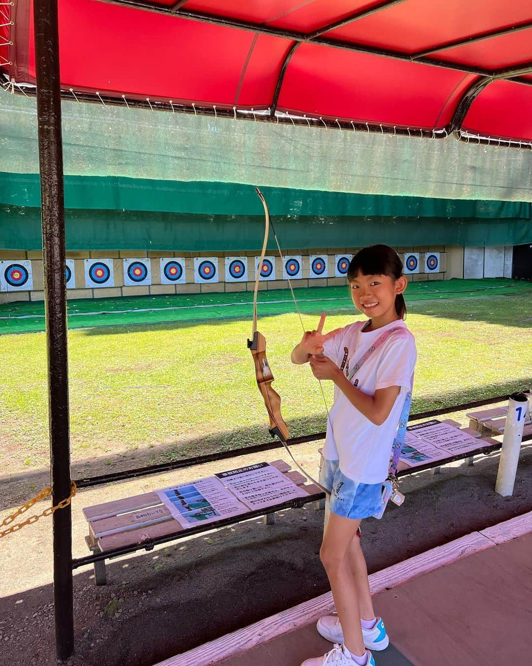 甘糟記子さんのインスタグラム写真 - (甘糟記子Instagram)「試合の翌日はかよちゃん達と小岩井牧場へ！ @kayo_unicorno  @i_am_am_2002   めっちゃ晴天！！ そして暑い！  とりあえずアーチェリーはやるよね〜（笑）  お手軽にできて楽しい！  昔バンバーと来た時もやったわ(〃ω〃)  暑すぎて羊達も日陰に集合！ そしてアブが多すぎて私はドキドキしながら散策(＞人＜;) 羊達にもくっついてたよ〜  そして姫が馬に乗りたいと言うので、とりあえず私も乗ってみた（笑） 久しぶりだわ(〃ω〃) なんだか楽しい(≧∀≦)  からの、ランチは室内でバーベキュー(o^^o)  外は暑すぎた（笑）  焼き野菜がおかわり自由になっていて、もりもり食べてきたよ(๑>◡<๑)  午後はノープランだったんだけど、小岩井から意外と近い乳頭温泉　鶴の湯へ！  グルージャのキヅールくんと鶴繋がり（笑） @grullamorioka   温泉でもキヅールくんの被り物をする怪しい私達(〃ω〃)  そしてこちらでもアブと闘いながらで疲れたわ（笑）  もう大きさがアブじゃなくて、蜂なの！ めっちゃデカくて色もハチにしか見えないから怖くて仕方ない(＞人＜;)  お湯の横にハエ叩きが置いてあったけど、怖くて無理でした。  最後は佳代ちゃんおすすめの 松ぼっくりでジェラート！  初めて来たけど、めっちゃ美味しい！ 余計なものが入ってないから、お店の外に出た瞬間に溶け始めてる！！  甘味もさっぱりしていて、お代わりしたくなるくらい食べられる(๑>◡<๑)  また次回も食べに行きたいな〜\(//∇//)\  #小岩井牧場#岩手#楽しかった#夏休み#息子殿姫#姫#アブ怖い#鶴の湯#松ぼっくり#ジェラート」7月31日 22時03分 - norihey924