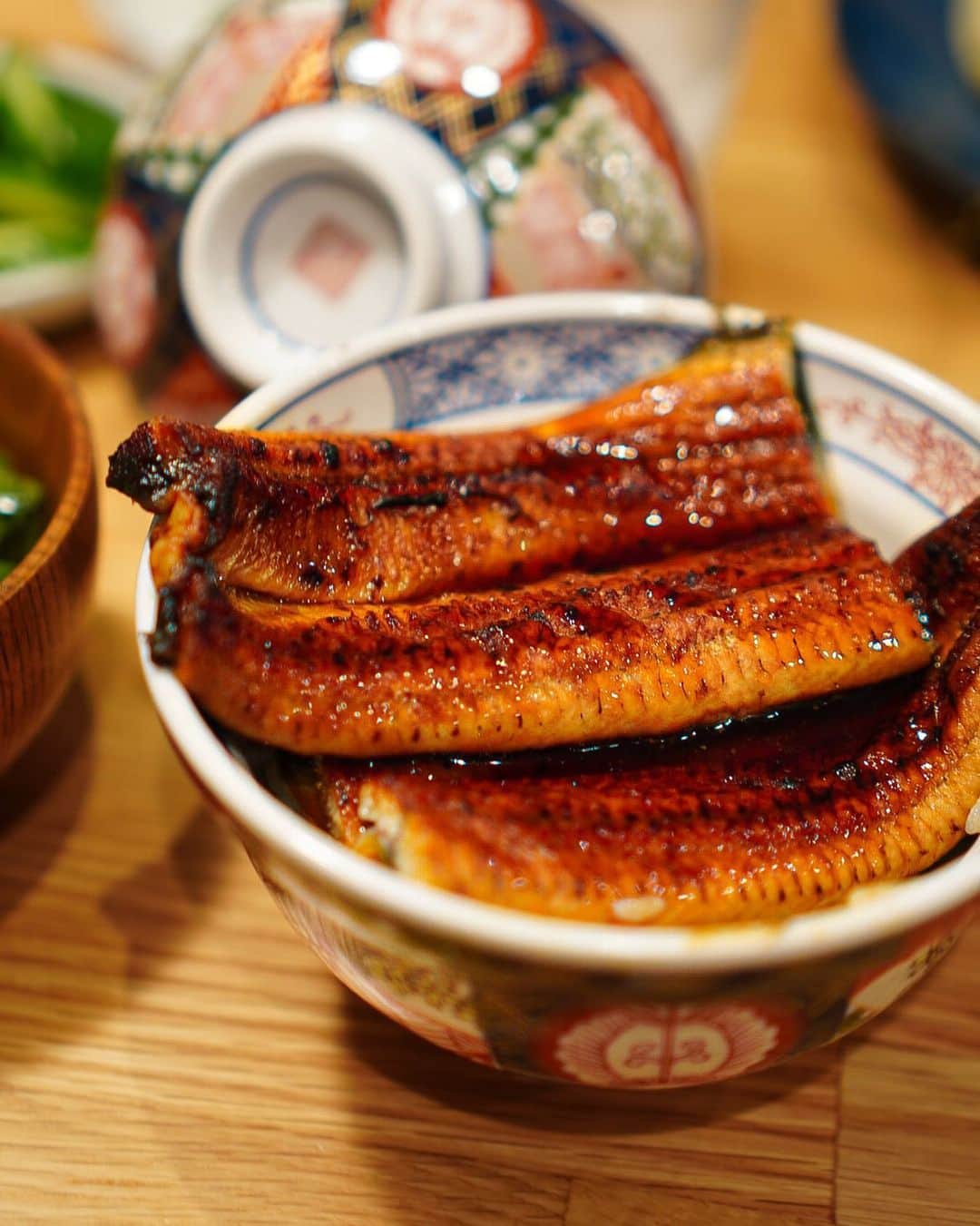 Akihiro Yoshidaのインスタグラム：「土用の丑の日は角上魚類の鰻で鰻丼にしました  前にスーパーで売っているテレビで鰻を洗ってから食べると美味しいと聞いたので試してみたかったのです。娘も小さいので鰻屋さんに並ぶのも大変ですし。  スーパーに並ぶ鰻はふっくら感と焼いた感が損なわれて、タレの臭みがある感じがしてて苦手？！あまり好みじゃない(遠い昔の記憶)  試しに身に纏っているタレを洗い流してから、日本酒をふってグリルでこげないように温めて、別タレでたべてみたら…  おーーー美味い！！ 角上のポテンシャルもあるとは思うけれど、なかなか良い線行ってると思う♪  なるほど〜これでスーパーに売ってる鰻も美味しく食べられるね」