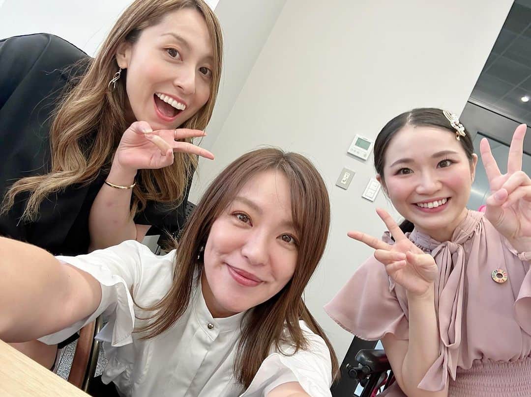 今井絵理子のインスタグラム：「昨日は岐阜県中津川市で行われた中津川青年会議所主催の「ごちゃまぜフェスタ2023」に参加させていただきました！  「心のバリアフリー」について 中嶋涼子さん(@minionpolarbear)と塚本明里さん(@akari_tsukamoto)と 中津川青年会議所理事長とパネルディスカッション🎤  中嶋涼子さんとお会いするのはインスタライブを含めて今回で4回目‼️いつも元気で、私にパワーをくれる女性です！  塚本明里さんは今回初でしたが、笑顔が輝いていて✨可愛い方でした！  なぜ心のバリアフリーが必要なのか？  物理的なバリアフリーだけじゃ全ては解消できません。 ひとりひとりの心のバリアを取り除くことこそが真の共生社会の実現になると思っています。  そのためには、今回のような 障がいの有無に関わらず交流できる場所や、ともに学べる学校を増やして、分け隔てなく「みんな一緒」にいられる空間をつくっていきたいです。  #ごちゃまぜフェスタ #中嶋涼子 #塚本明里 #誰もが輝ける社会  #岐阜県 #中津川市」