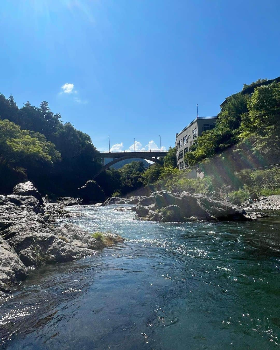 西村まどかさんのインスタグラム写真 - (西村まどかInstagram)「なんか平成感🫦  この日は、川に行っててメイクがリップ以外 ほぼ残ってないんだけど、眉毛が落ちてないのは @gouda_artmake さんのアートメイクのおかげ♡ ㅤㅤㅤㅤㅤㅤㅤㅤㅤㅤㅤㅤㅤ 川入っても、海潜っても、山登っても 眉毛落ちる心配しなくていいのは、 アウトドア女子の夏の味方すぎる🌻  アートメイク１回目１ヶ月経過でこれ◎ 形も色もすっかり馴染んできて、 もっと早くしておけばよかったって みんな言うのがよく分かりました😂  ㅤㅤㅤㅤㅤㅤㅤㅤㅤㅤㅤㅤㅤてか川遊び最高だね。  #ナツラブ」7月31日 22時11分 - madoka_nsmr