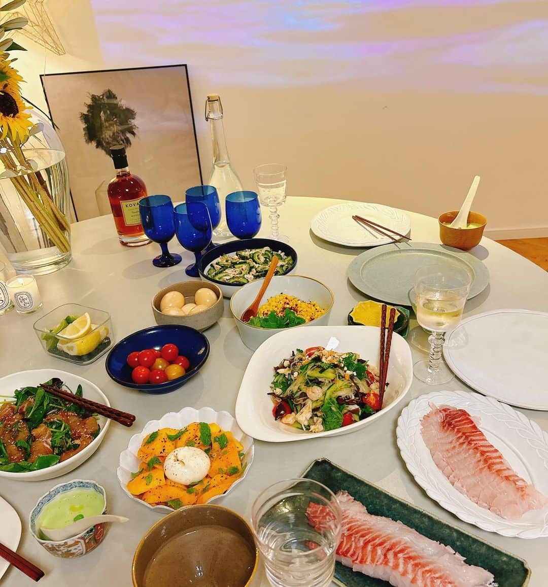 野沢和香のインスタグラム：「ホムパ♪  わいわい好きなものを持ち寄って我が家でHome party  @ayuuki0908  @yuki_shunkohsha   Yukiちゃんが土用の丑の日だからと鰻のちらし寿司を作ってくれて🤤これが美味しすぎました🥹(写真2枚目)  この日の献立は、 枝豆の冷製スープ 鯛の昆布締め マンゴー&ブラータ とうもろこしのエスニック炒め ゴーヤとささみの梅和え 鯛の中華風サラダ  ヤムウンセン 味玉子 鰻ちらし鮨  リラックスして 楽しい夜でした🍷」