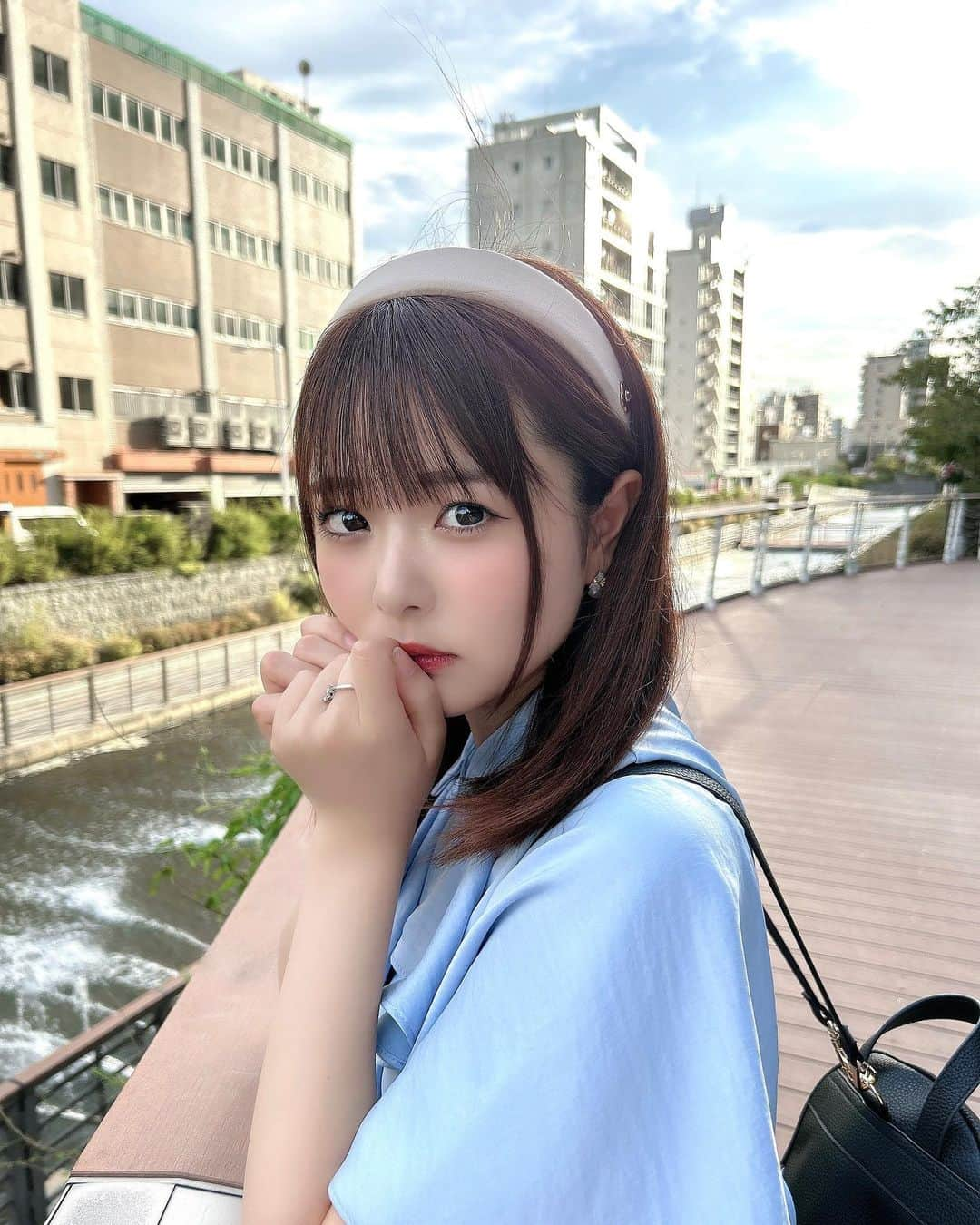 久保田沙矢香のインスタグラム：「お気に入りの服着た¨̮💠かわい？  #夏コーデ #水色コーデ #水色系統 #ブラウス #カチューシャ #カチューシャヘア #ミディアムヘア #ミディアムヘアアレンジ #ストレートヘア #zara #maryquant」