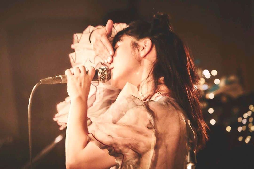 永原真夏のインスタグラム：「SENSAさまに、7/22ライブレポートが載っています✧感謝✧  「永原真夏、夢と野心が織り成すきらめきの瞬間。」 https://sensa.jp/feature/20230731-nm.html  文：沖さやこ 撮影：ウワボコウダイ  @sensajp  @uwabokodai」