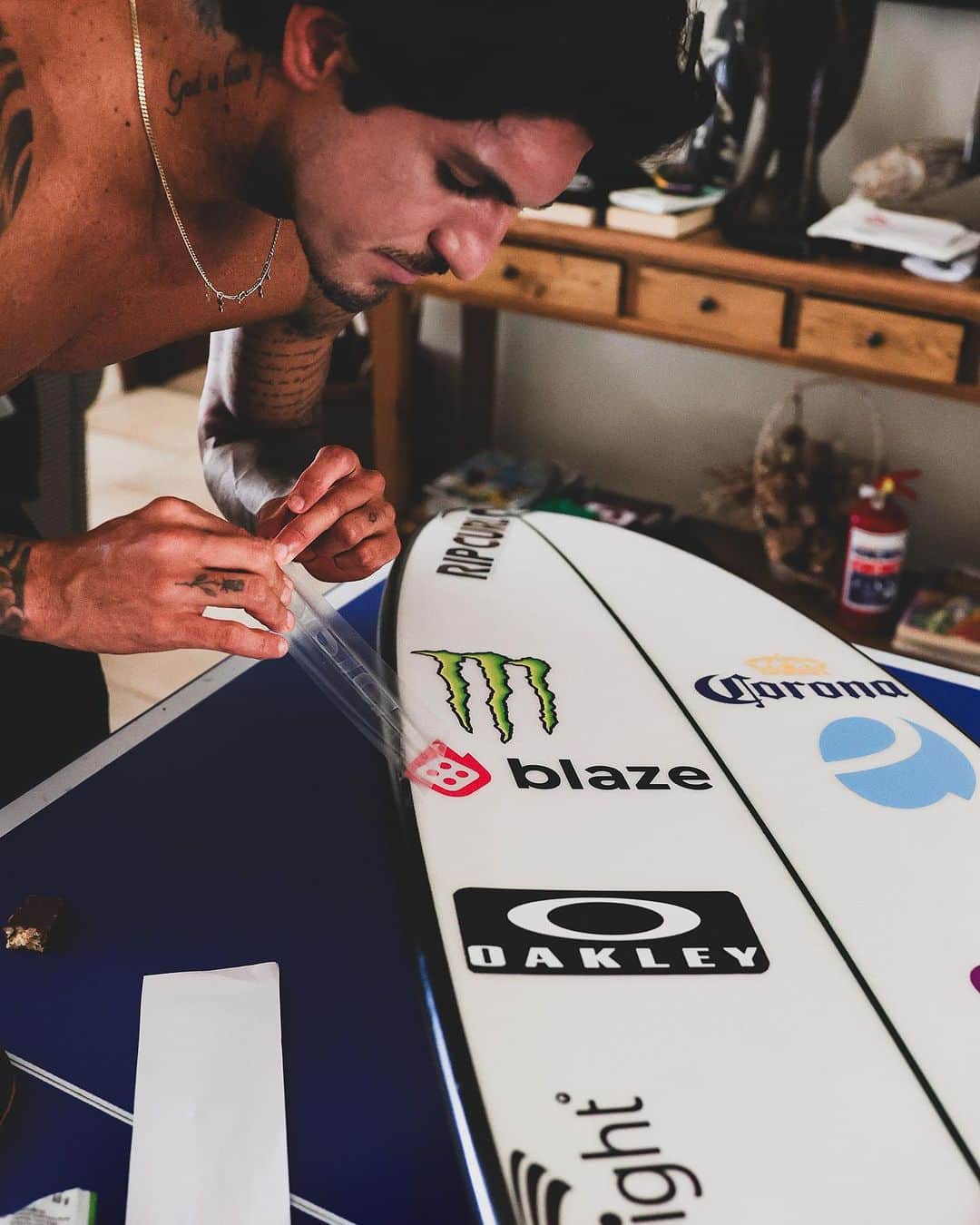 ガブリエル・メディーナのインスタグラム：「Feliz demais em fazer parte da familia @blazebrasil 🎰🎲🚀🔥 ps: Jogue com responsabilidade」