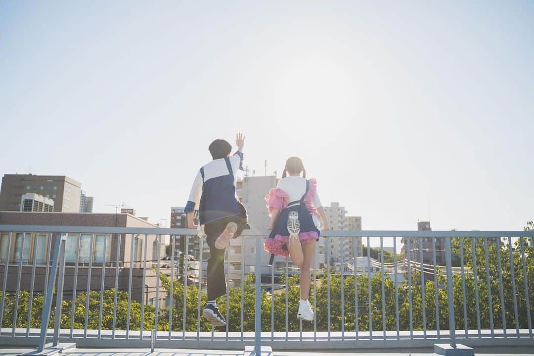 やっこのインスタグラム：「🏙️☁️☁️ ⁡ ⁡ ⁡ いい写真、、、🤳 ⁡ ⁡ ⁡ ⁡ ⁡みこいとアチアチの中踊ってきました☀️ YouTubeに動画あるので是非みてねっ❕ ⁡ 【やっこ×みこいす】君が飛び降りるのならば 踊ってみた / オリジナル振付 https://youtu.be/f7BokwtG_-A  ⁡ 📸 @keeen_pict  ⁡ ⁡ ⁡ ⁡ #ポートレート #屋上 #ポートレート撮影 #踊ってみた」